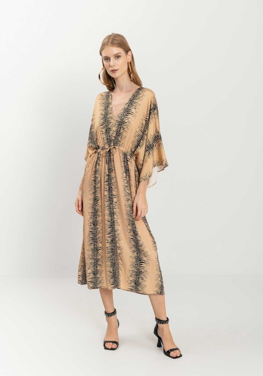 Vestido Midi Estampado Com Mangas Curtas E Fenda