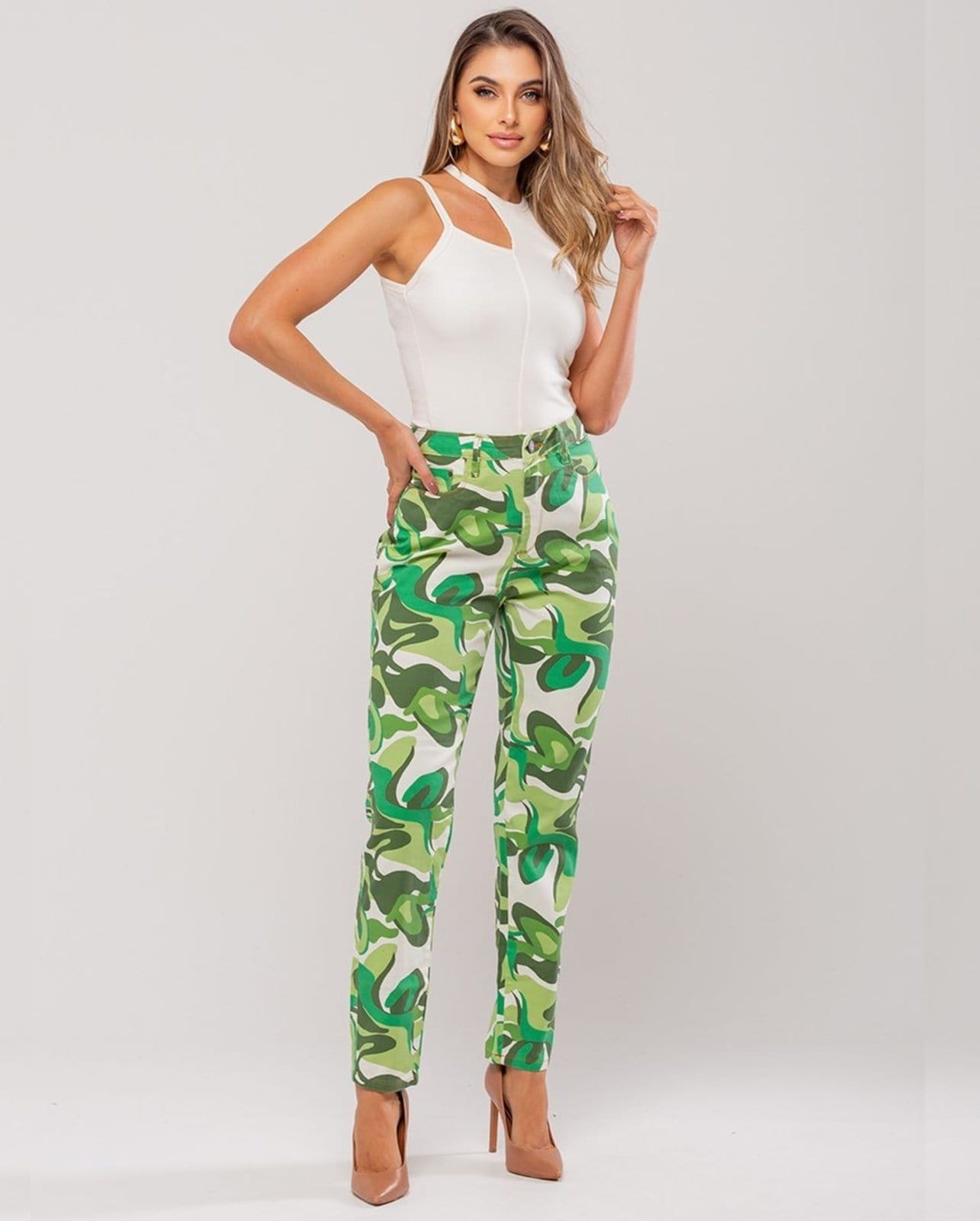 Vista principal Calça Feminina Mom com Elastano 22423 Estampado Consciência verde