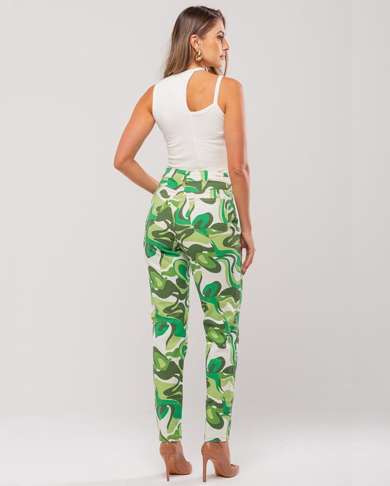 Vista 2 Calça Feminina Mom com Elastano 22423 Estampado Consciência verde