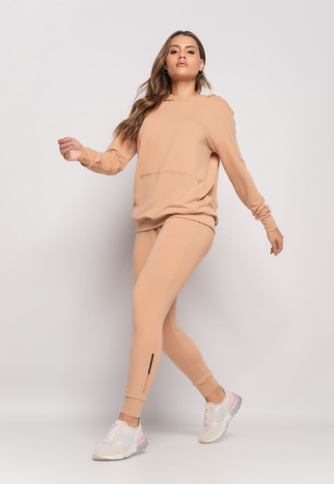 Vista 2 Conjunto Sport Com Casaco Capuz e Jogger Moletinho Salvatore Salvatore Fashion bege