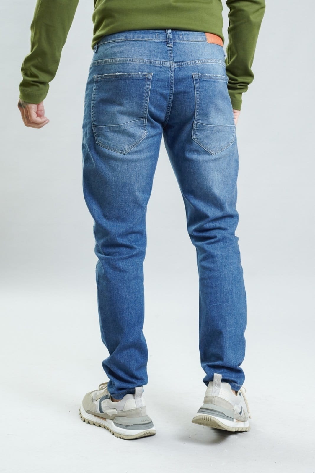 Vista 2 Calça Jeans Masculina Arqueada Slim em Lavagem Média Dialogo Jeans azul