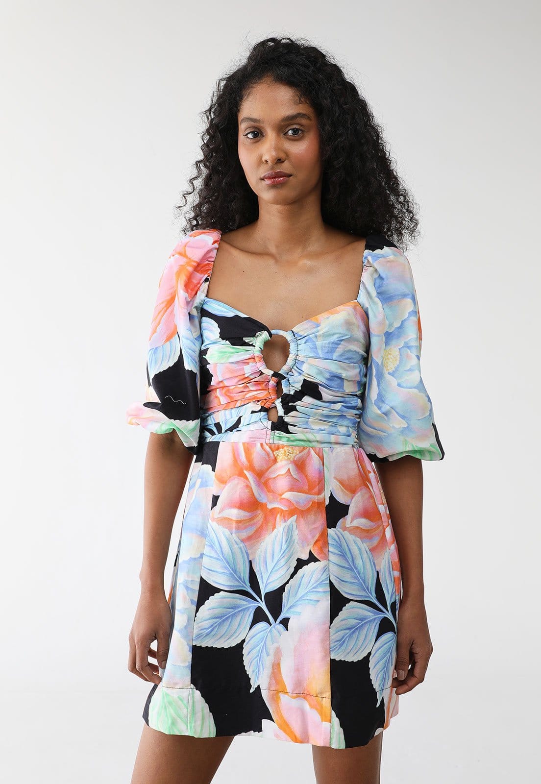 Vista principal Vestido FARM Curto Floral Sofia FARM preto