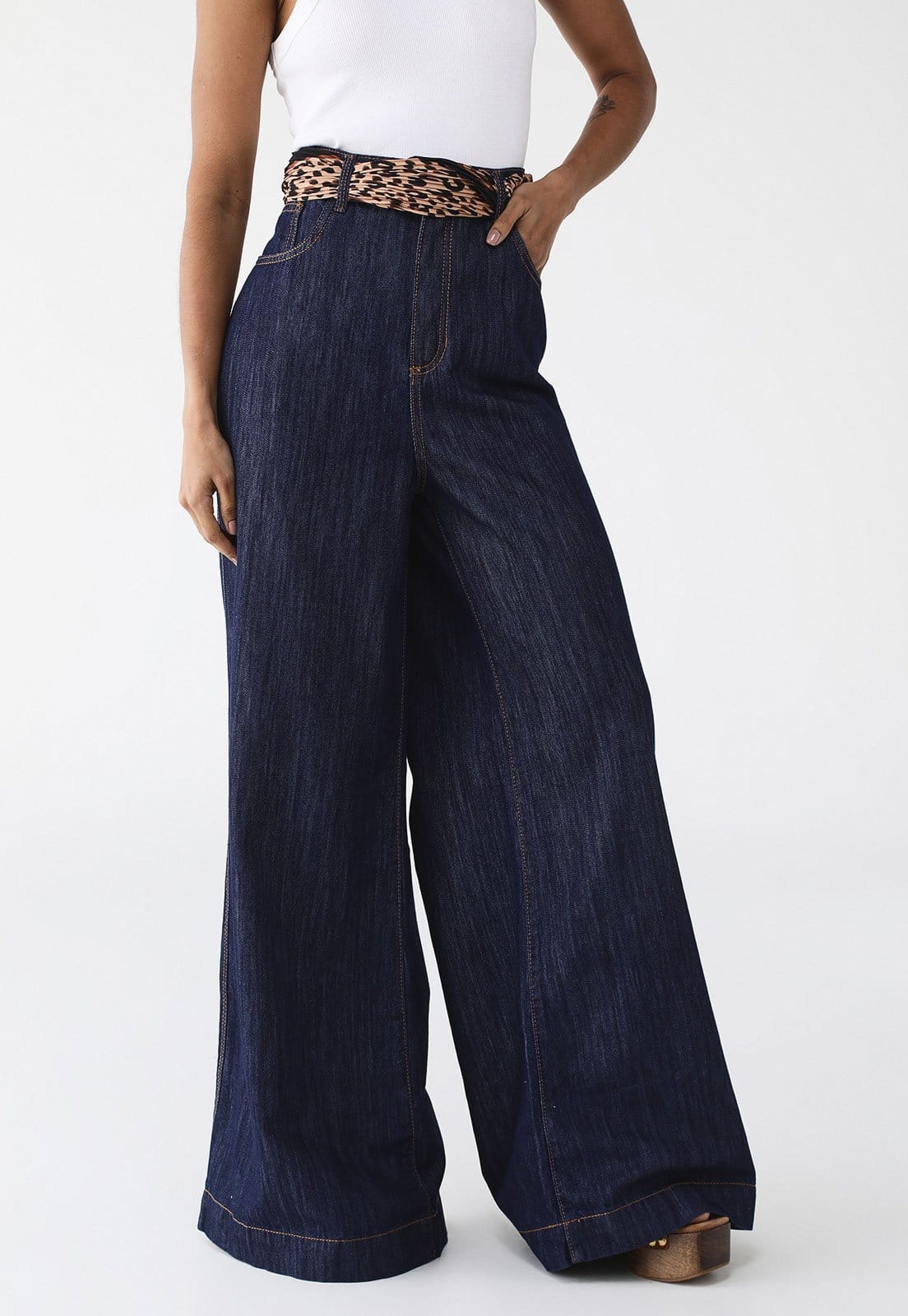 Vista 2 Calça Jeans Lança Perfume Pantalona Lisa Lança Perfume azul