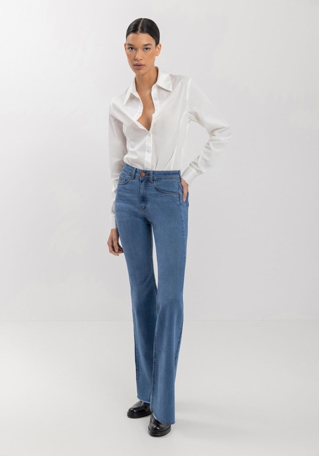 Vista principal Calça Lez a Lez Jeans Flare Com Elastano E Barra Desfiada Lez a Lez azul