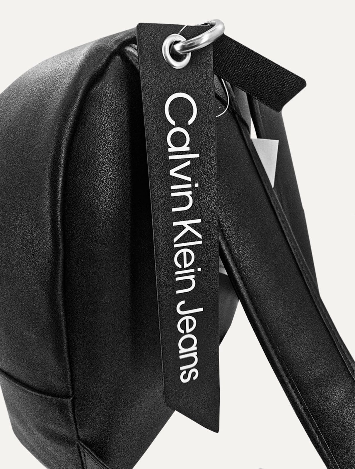 Vista 2 Mochila Calvin Klein Jeans Masculina Lateral Re Issue Logo Preta Calvin Klein preto