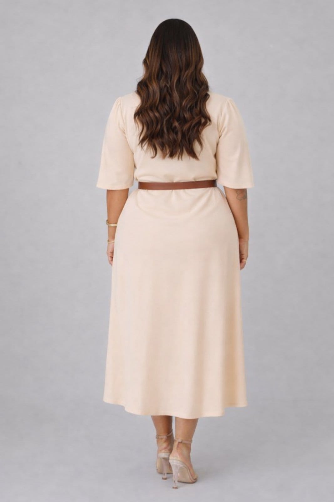 Vista 2 Vestido Midi Plus Size D Bell Outlet Fashion Gola V Com Cinto Claro D BELL OUTLET FASHION bege