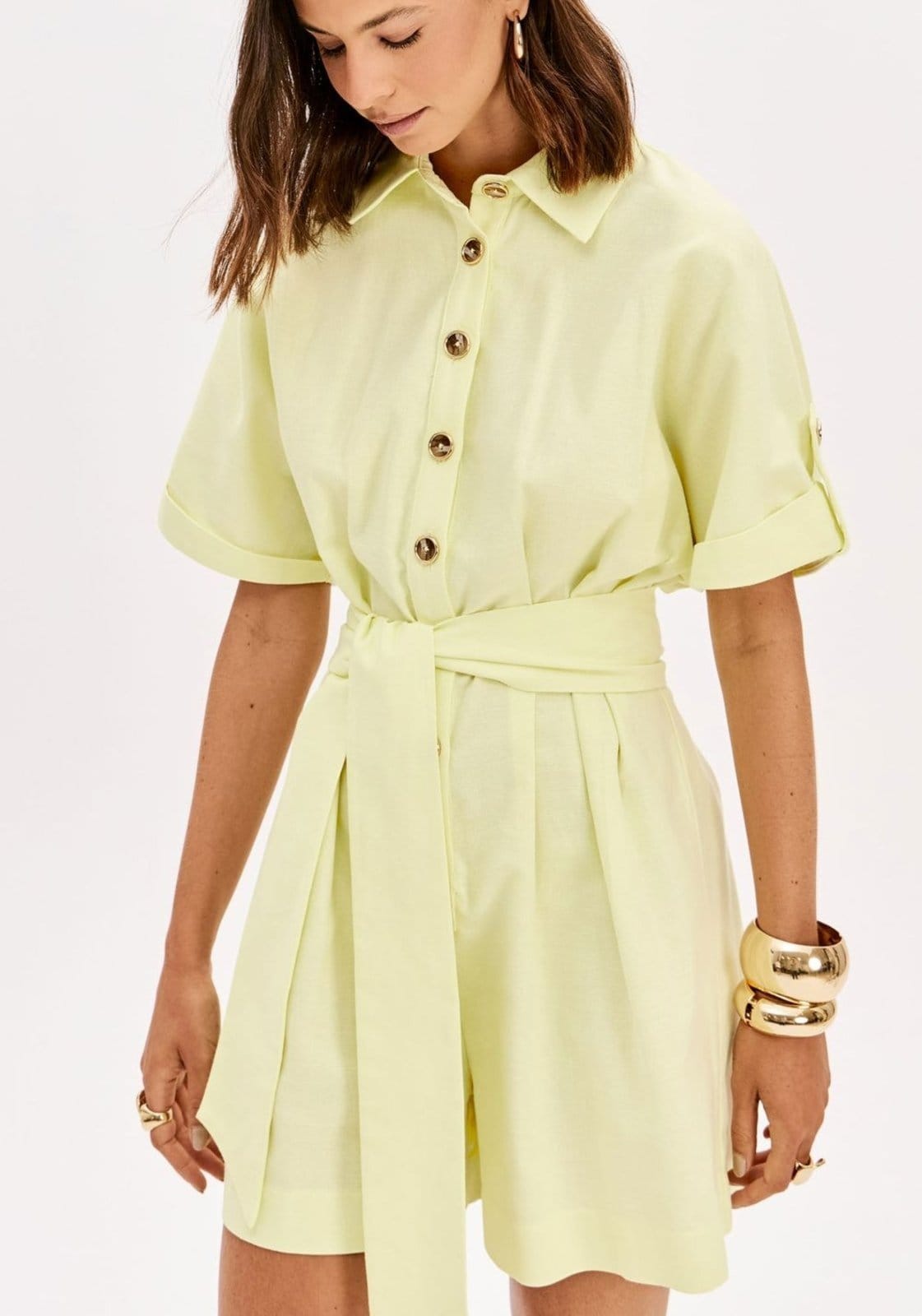 Vista 2 Macacão Curto Manga Curta Com Faixa Lança Perfume amarelo