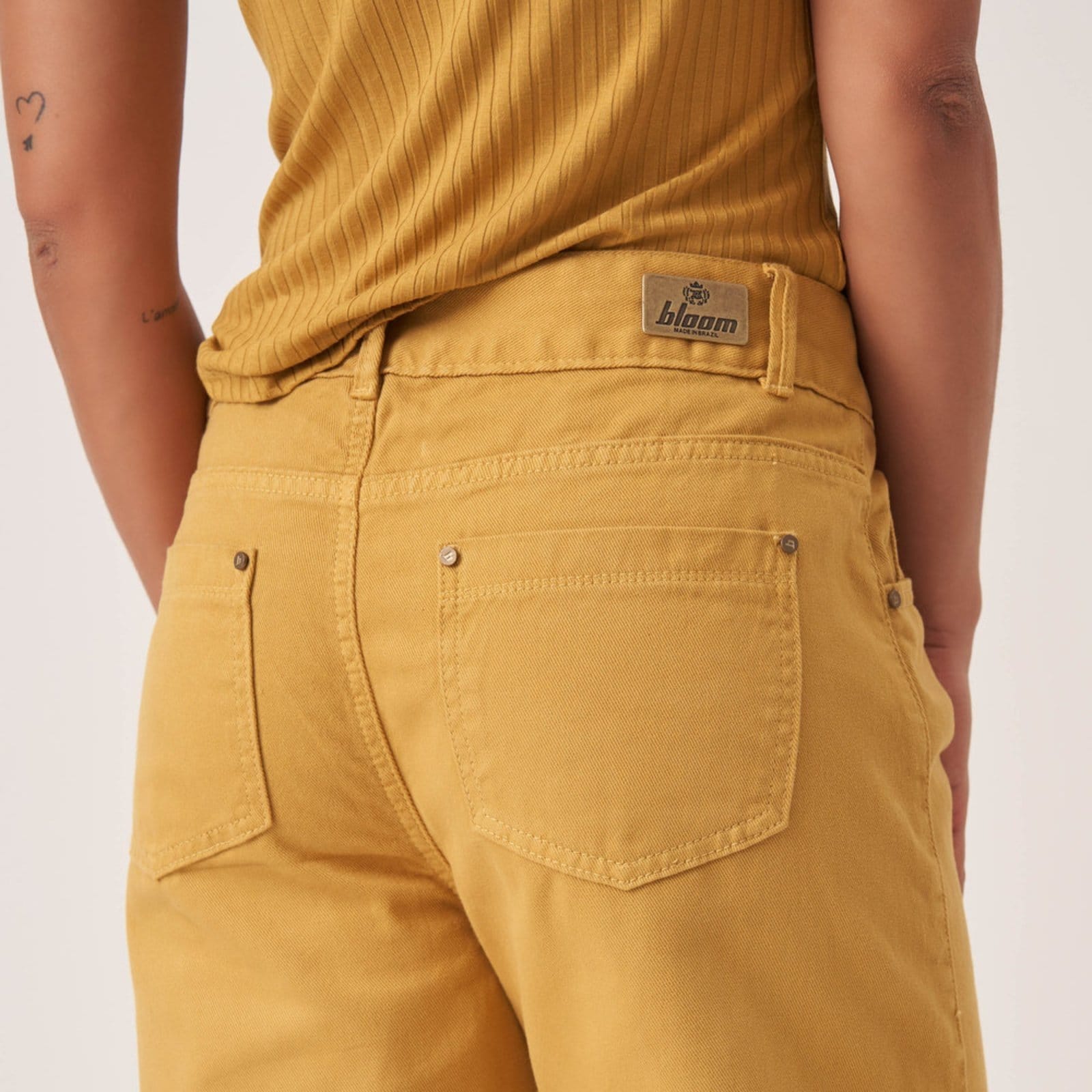 Vista 2 Calça Jeans Color Wide Leg Bloom amarelo