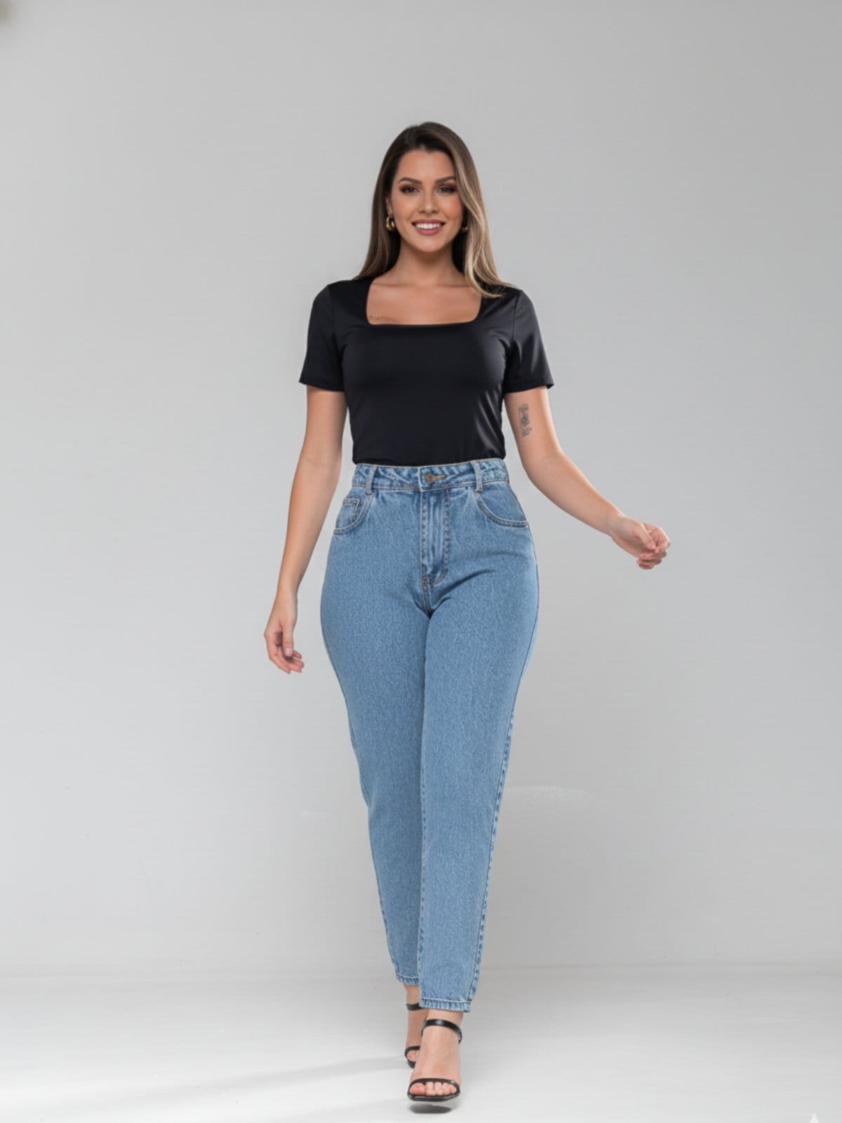 Vista principal Calça Jeans Feminina Mom Alpha Street Wear Fashion e Confortavel Estilo Blogueira Claro Alpha Street Wear azul/jeans azul