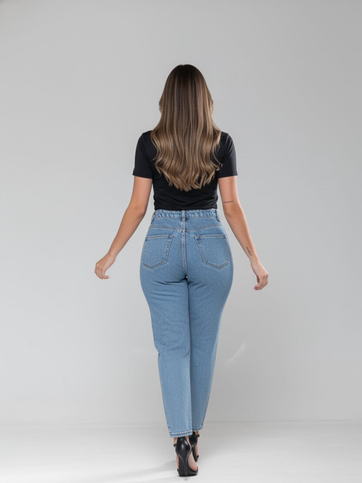 Vista 2 Calça Jeans Feminina Mom Alpha Street Wear Fashion e Confortavel Estilo Blogueira Claro Alpha Street Wear azul/jeans azul