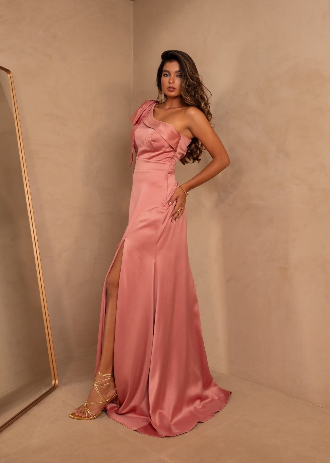 Vista 2 Vestido Longo de Festa um Ombro Sereia com Fenda Acetinado Pamellah Cia Do Vestido Chá Cia do Vestido rosa