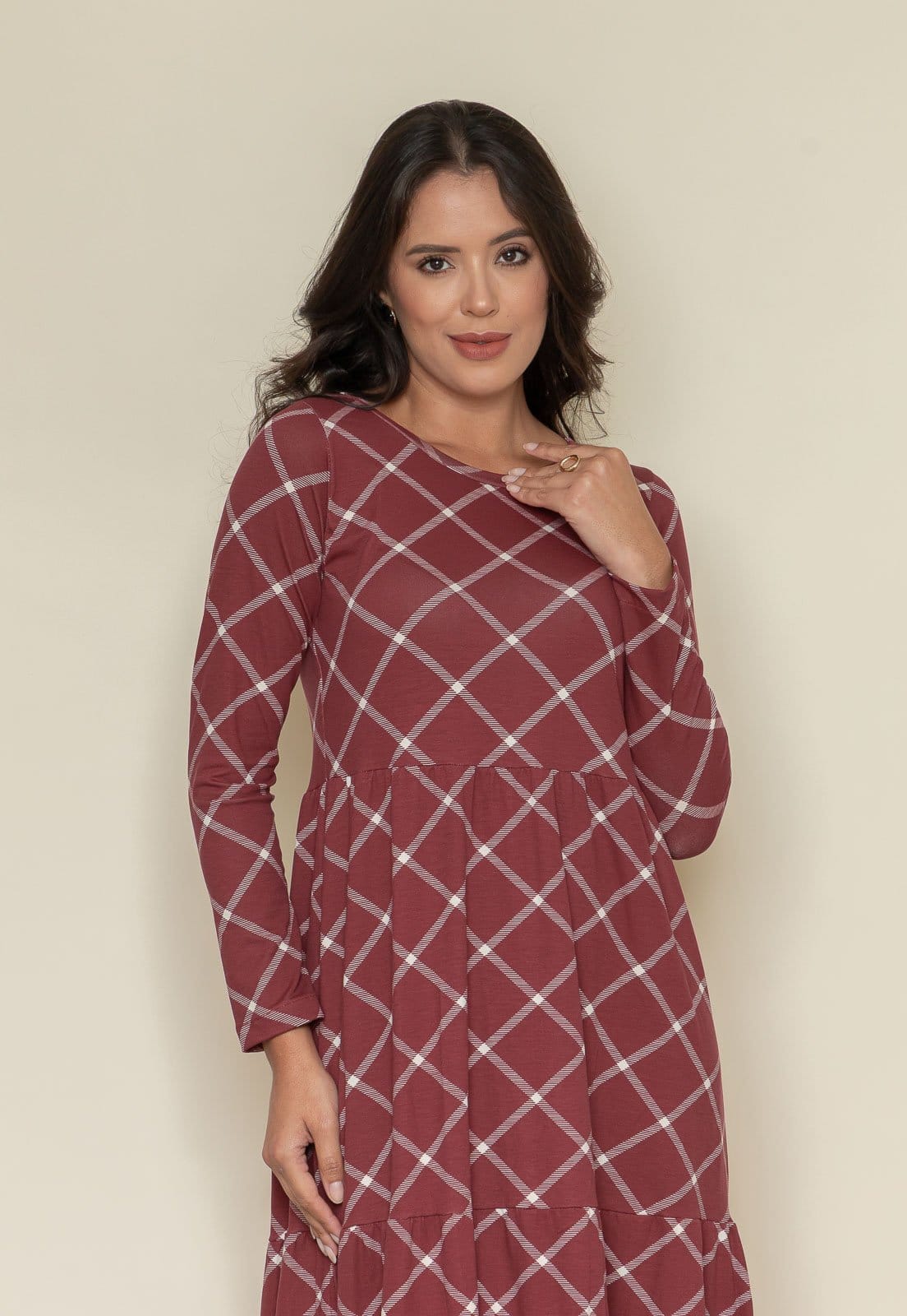 Vista 2 Vestido Aura Núbia Manga Longa Xadrez Aura vinho