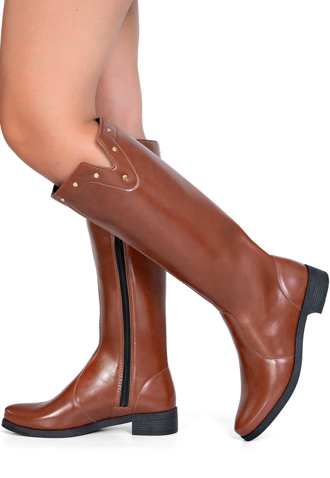 Vista 2 Bota Feminina Lumiss Montaria Cano Alto Salto Baixo Confortável Tachas Bico Redondo LUMISS caramelo