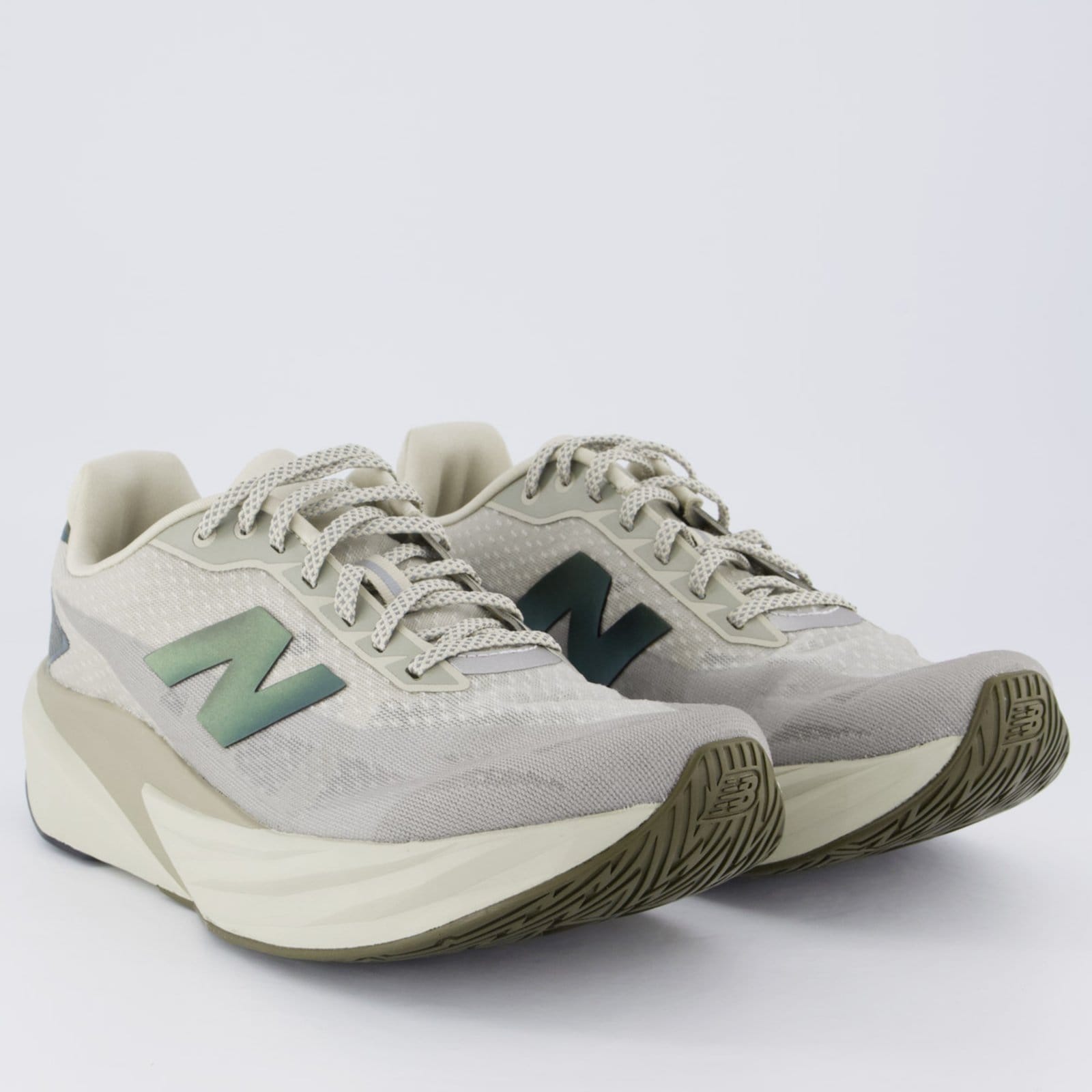 Vista 2 Tênis New Balance Fuelcell Rebel V5 Cinza e Roxo New Balance bege
