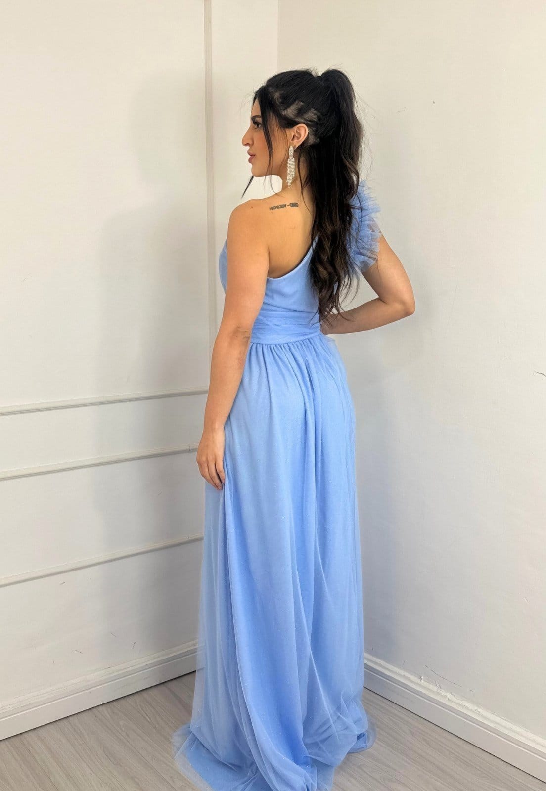 Vista 2 Vestido Longo de Festa Madrinhas Micro Tule com Detalhe no Ombro Gifiany Serenity Cia do Vestido azul