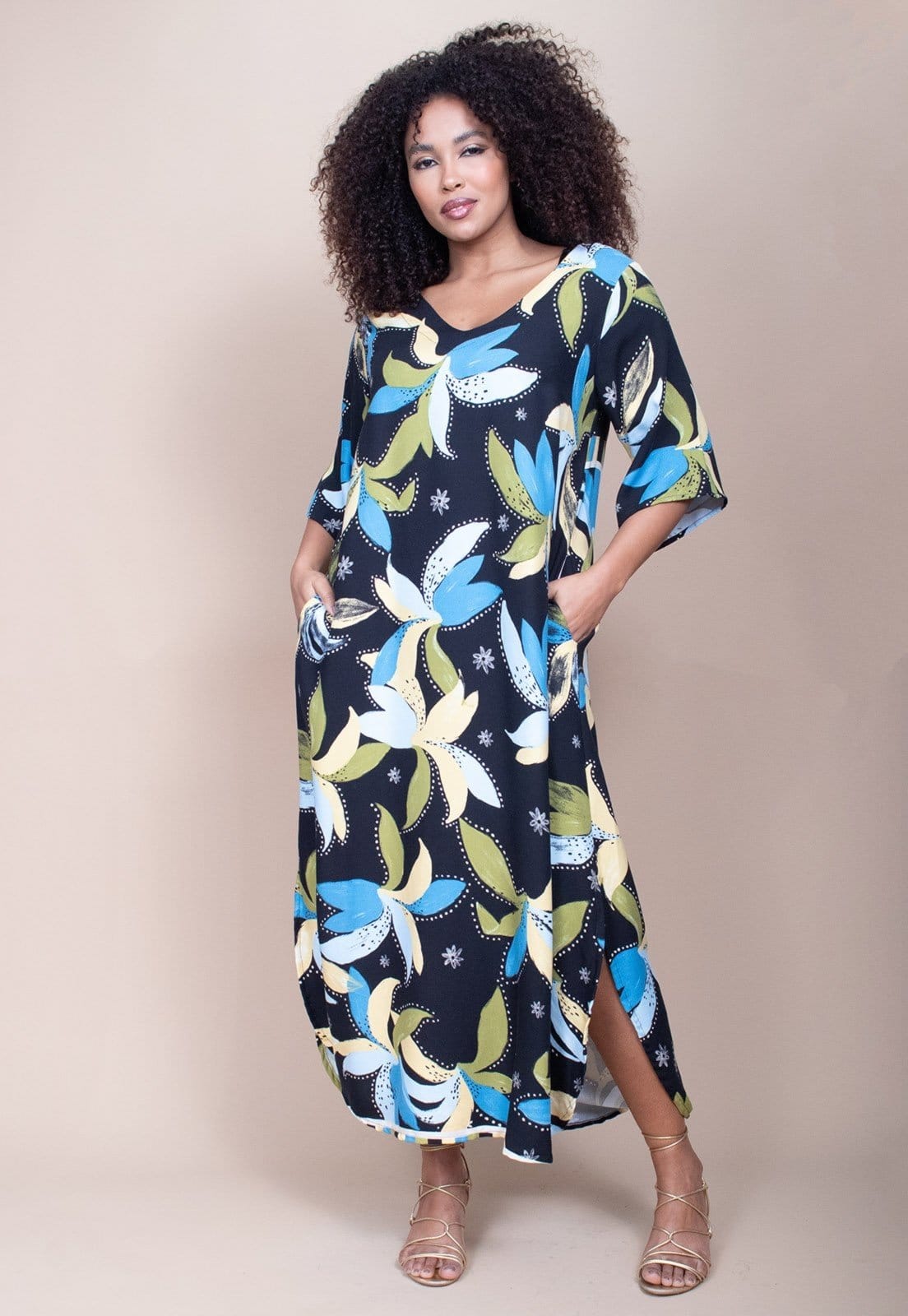 Vista 2 Vestido Cabanafree Midi Abapã Plano com Bolso Estampa Jardim Noturno Cabanafree azul/estampado/verde