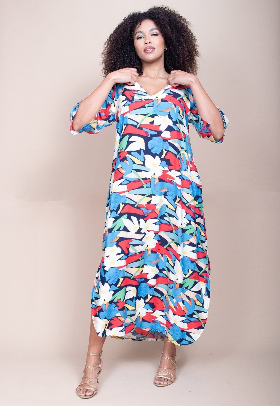 Vista 2 Vestido Cabanafree Midi Abapã Plano com Bolso Estampa Floresce Cabanafree azul/estampado/verde/vermelho