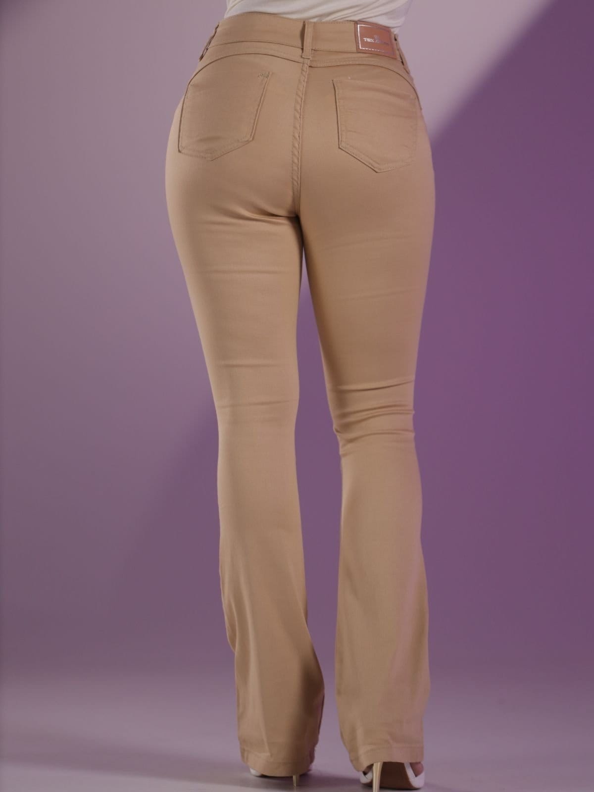 Vista 2 Calça Donna De Paula Flare Boca De Sino Cintura Alta Empina Bumbum Donna de Paula bege