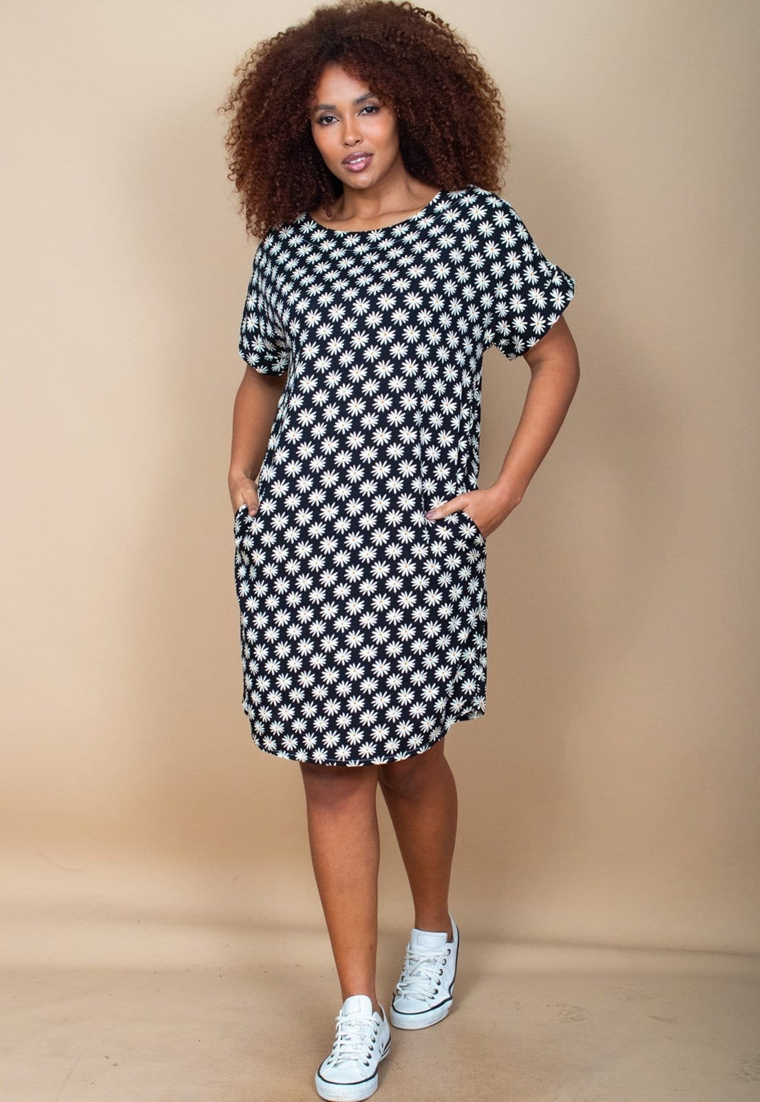 Vista principal Vestido Curto Cabanafree Viscose com Bolso Estampa Festa das Margaridas Cabanafree amarelo/estampado/off-white