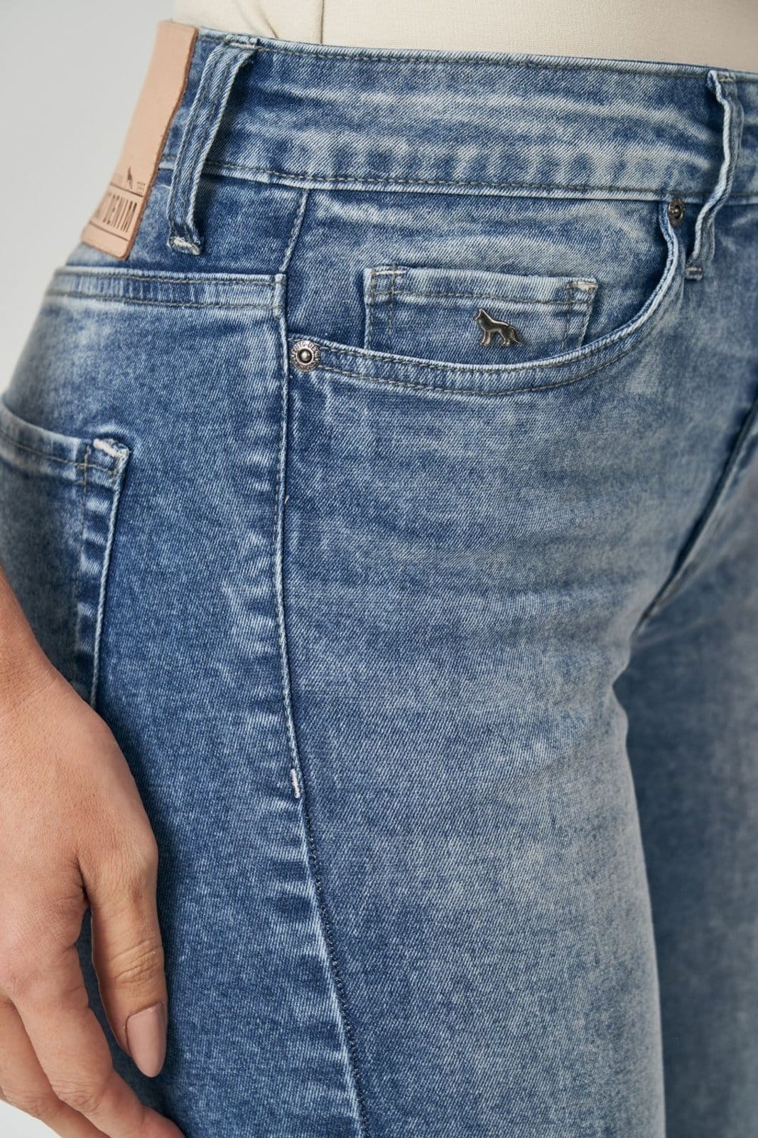 Vista 2 Calça Jeans Flare Clear Feminina Acostamento ACT FEMININO jeans clear