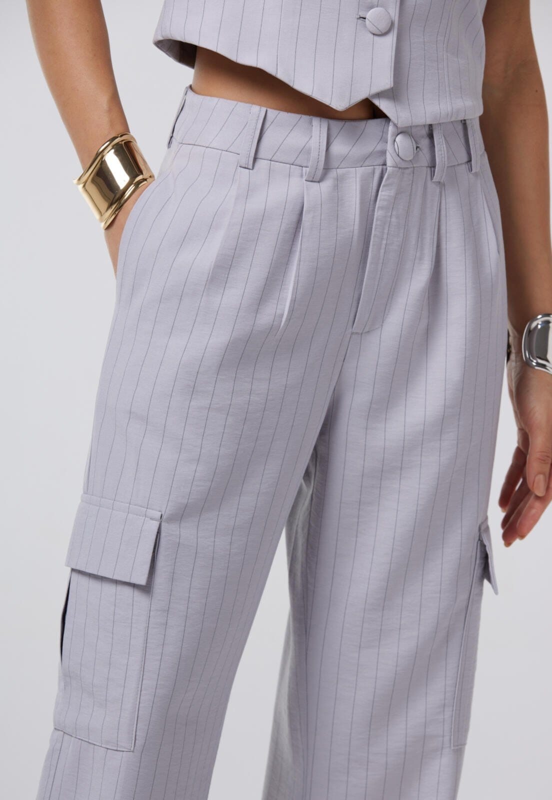 Vista 2 Calça Alfaiataria Traymon Risca De Giz Claro Traymon cinza