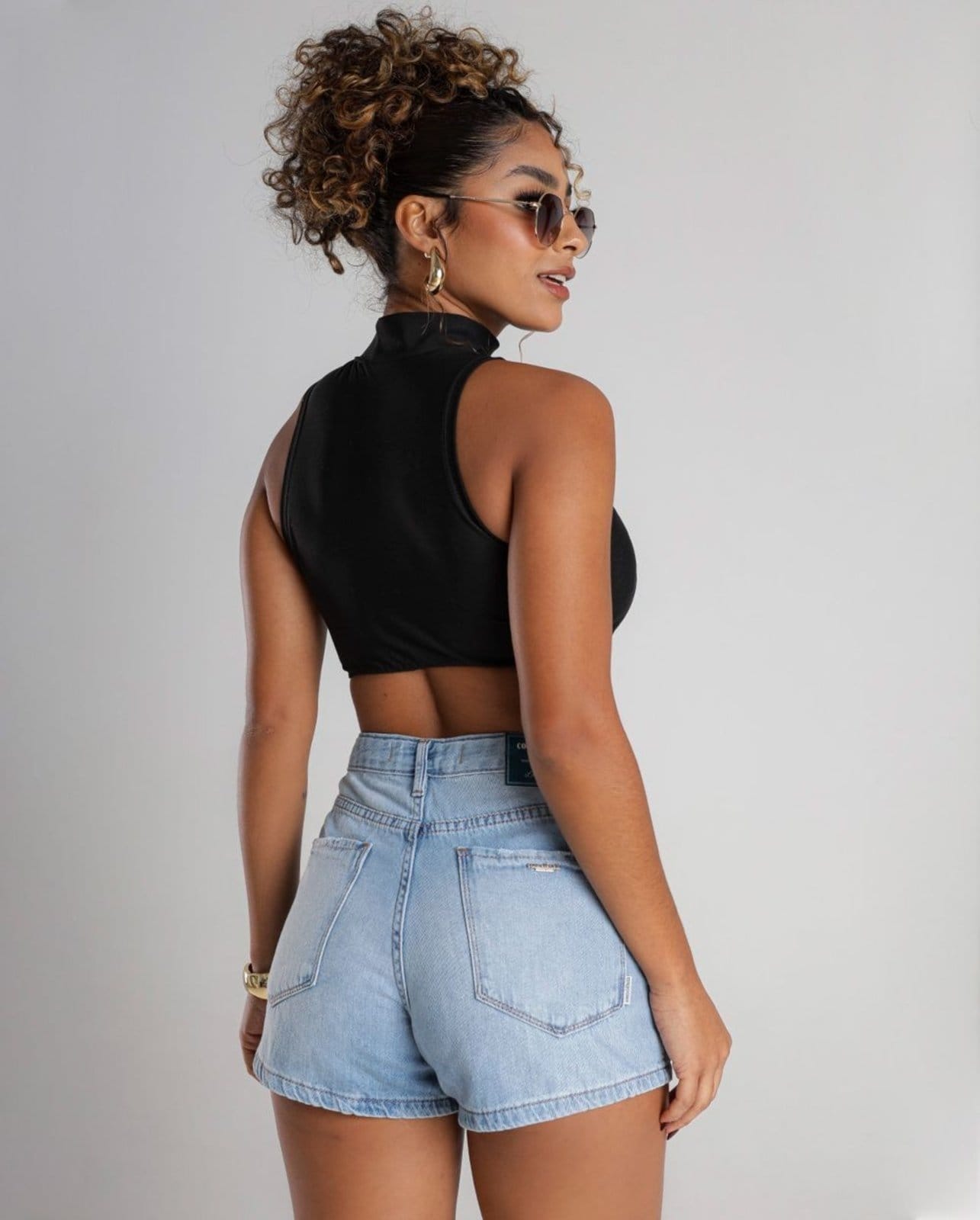 Vista 2 Shorts Mom Feminino Cintura Alta Detalhe Bolso Ana Castela 24360 Clara Consciência jeans