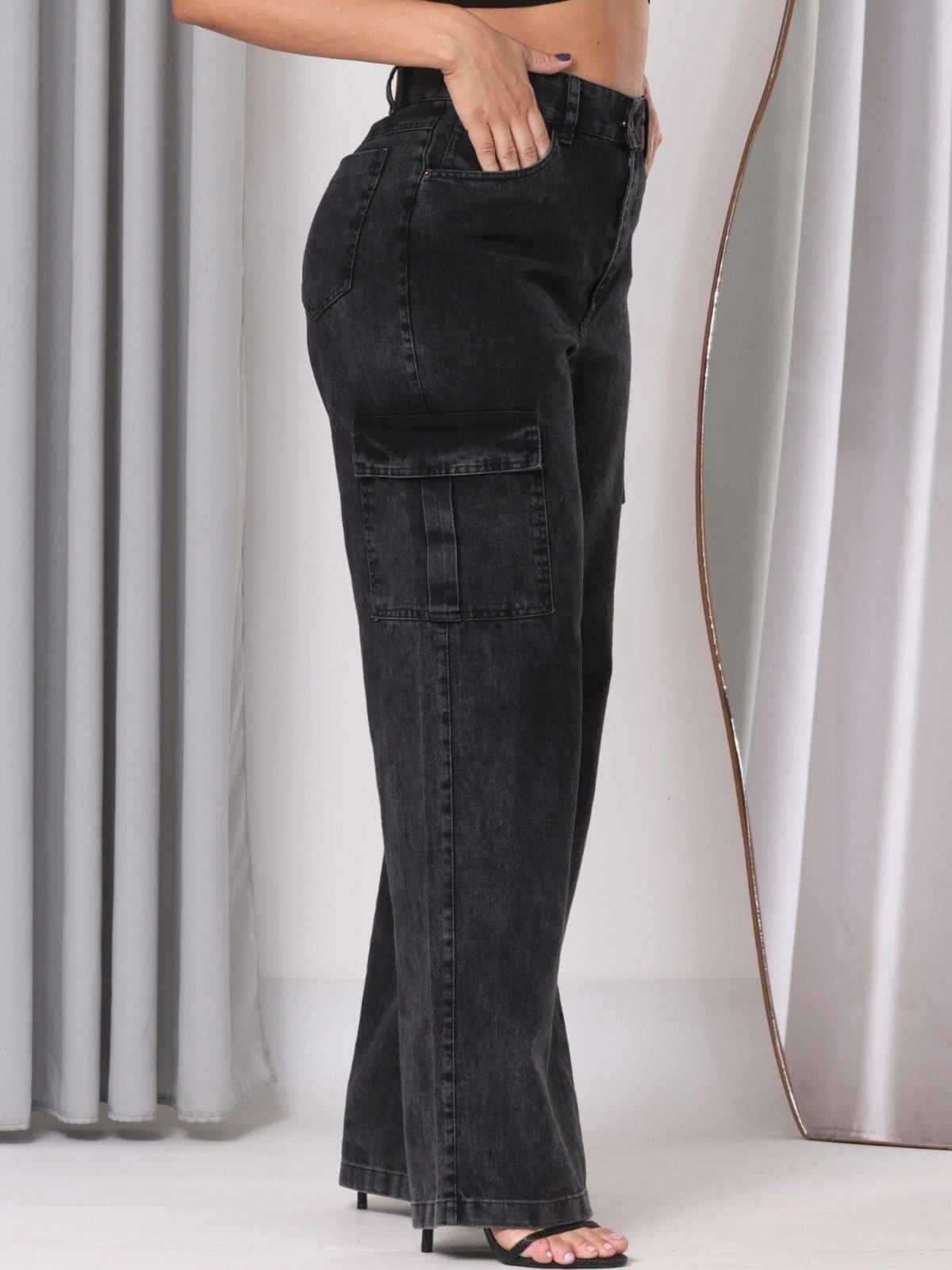 Vista principal Calça Donna De Paula Cargo Cinza Marmorizada Cintura Alta E Bolsos Laterais Donna de Paula grafite