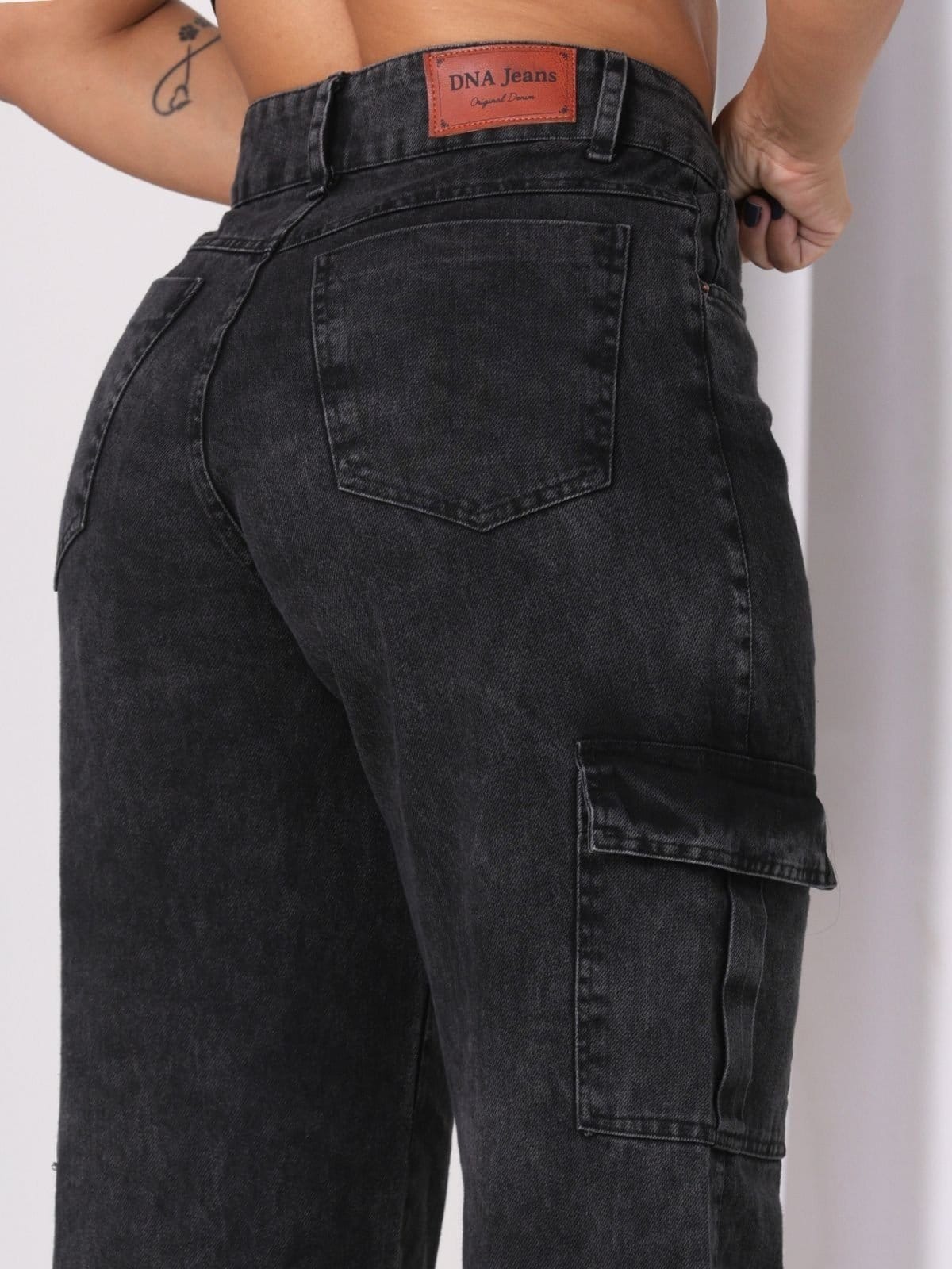 Vista 2 Calça Donna De Paula Cargo Cinza Marmorizada Cintura Alta E Bolsos Laterais Donna de Paula grafite