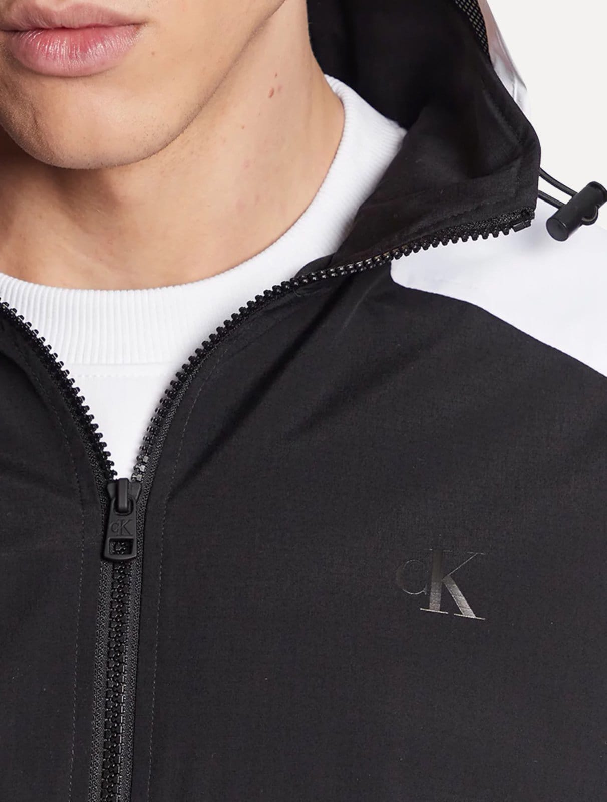 Vista 2 Jaqueta Calvin Klein Jeans Bomber Hoodie Colorblock Preta Calvin Klein preto