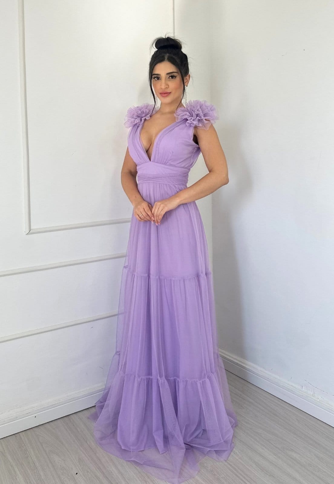 Vista 2 Vestido Longo de Festa Madrinhas com decote em V Detalhes nos Ombros Gylane Lavanda Lilas Cia do Vestido lilás lavanda