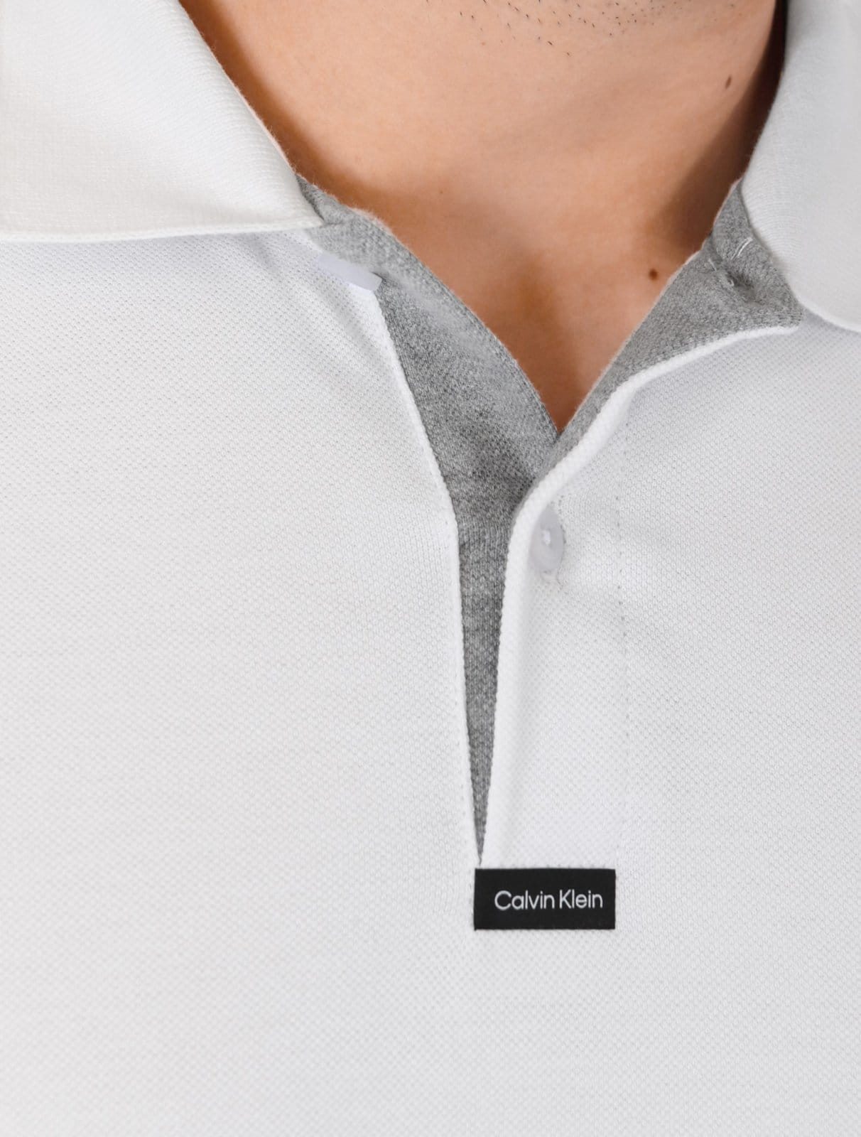 Vista 2 Polo Calvin Klein Masculina Piquet Slim Center Rubber Premium Branca Calvin Klein branco