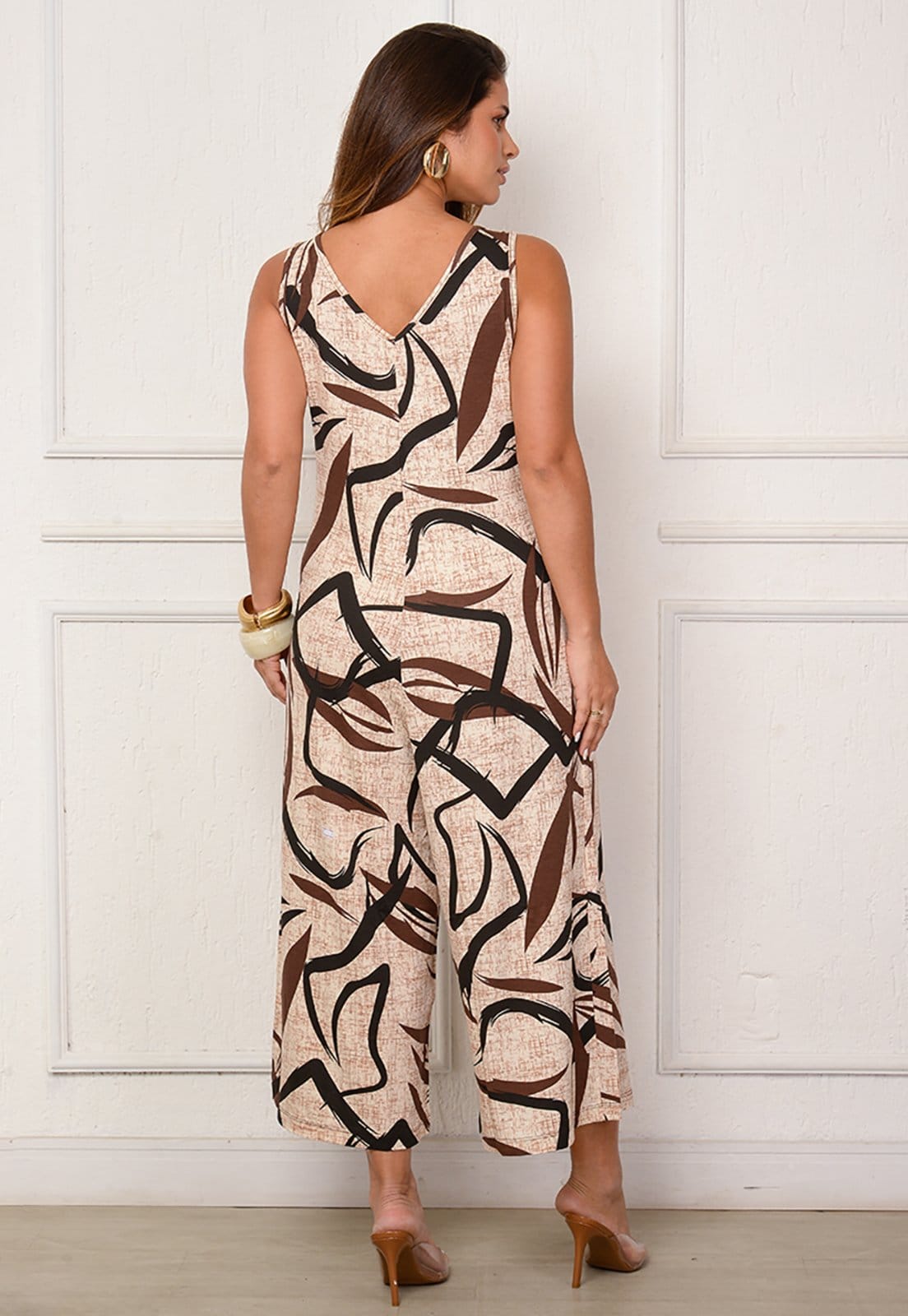 Vista 2 Macacão Pantacourt de Alças e Bolsos BBonnie Carla Bege BBonnie marrom