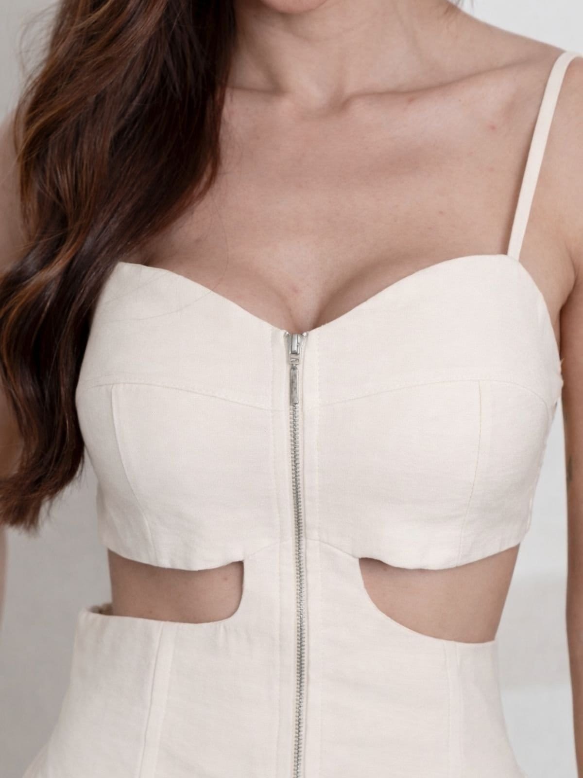 Vista 2 Macacão Curto= Divina Gata com Ziper - Perola DIVINA GATA off-white