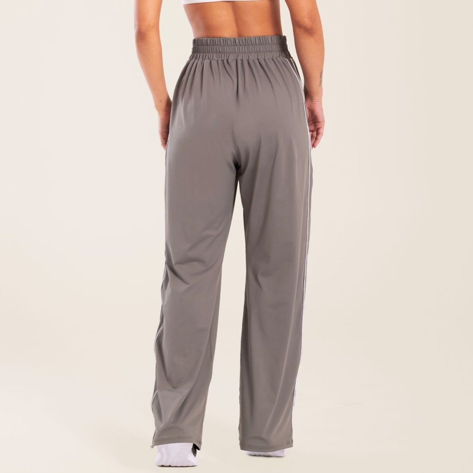 Vista 2 Calça Style Soltinha Frost Gray Tecido Geladinho Donna Carioca cinza