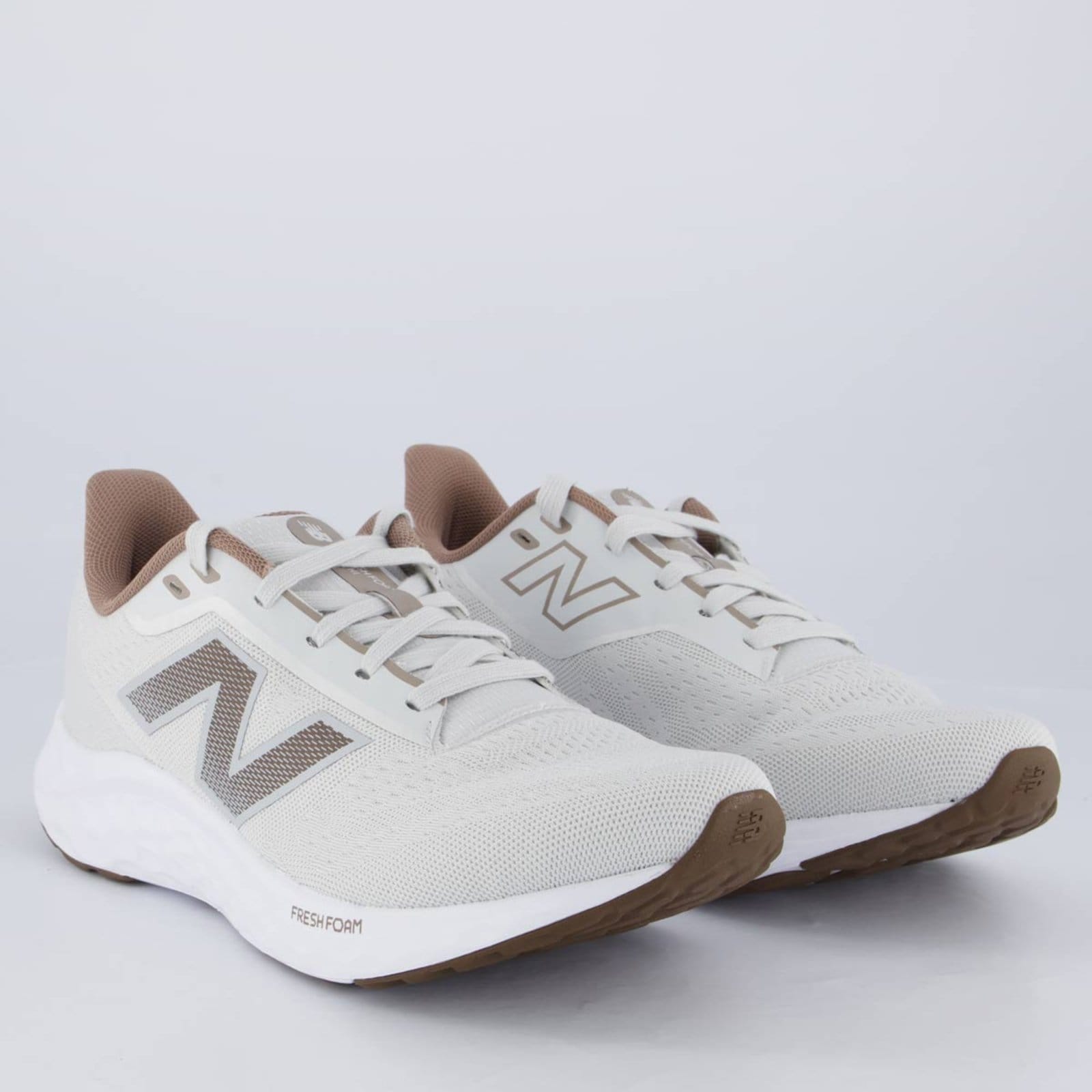 Vista 2 Tênis New Balance Fresh Foam Arishi V4 e Marrom New Balance cinza