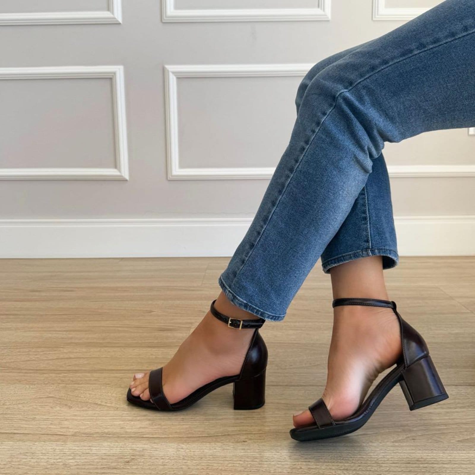 Vista 2 Gisele - Sandália Feminina com Salto Bloco Médio Damannu Shoes marrom