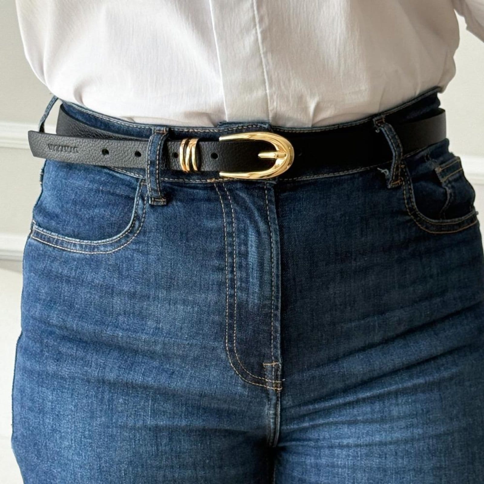 Vista 2 Kim - Cinto Femino Couro Legítimo Fivela Dourada Damannu Shoes preto