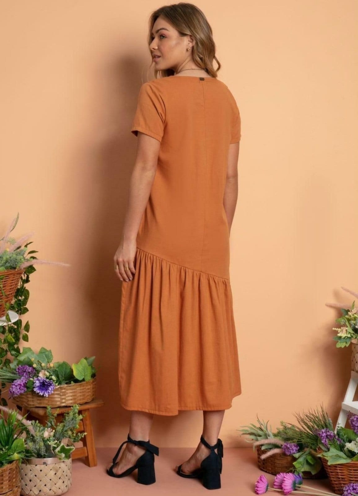 Vista 2 Vestido Bolsos E Barra Assimétrica Ferrugem Colorido Quintess laranja