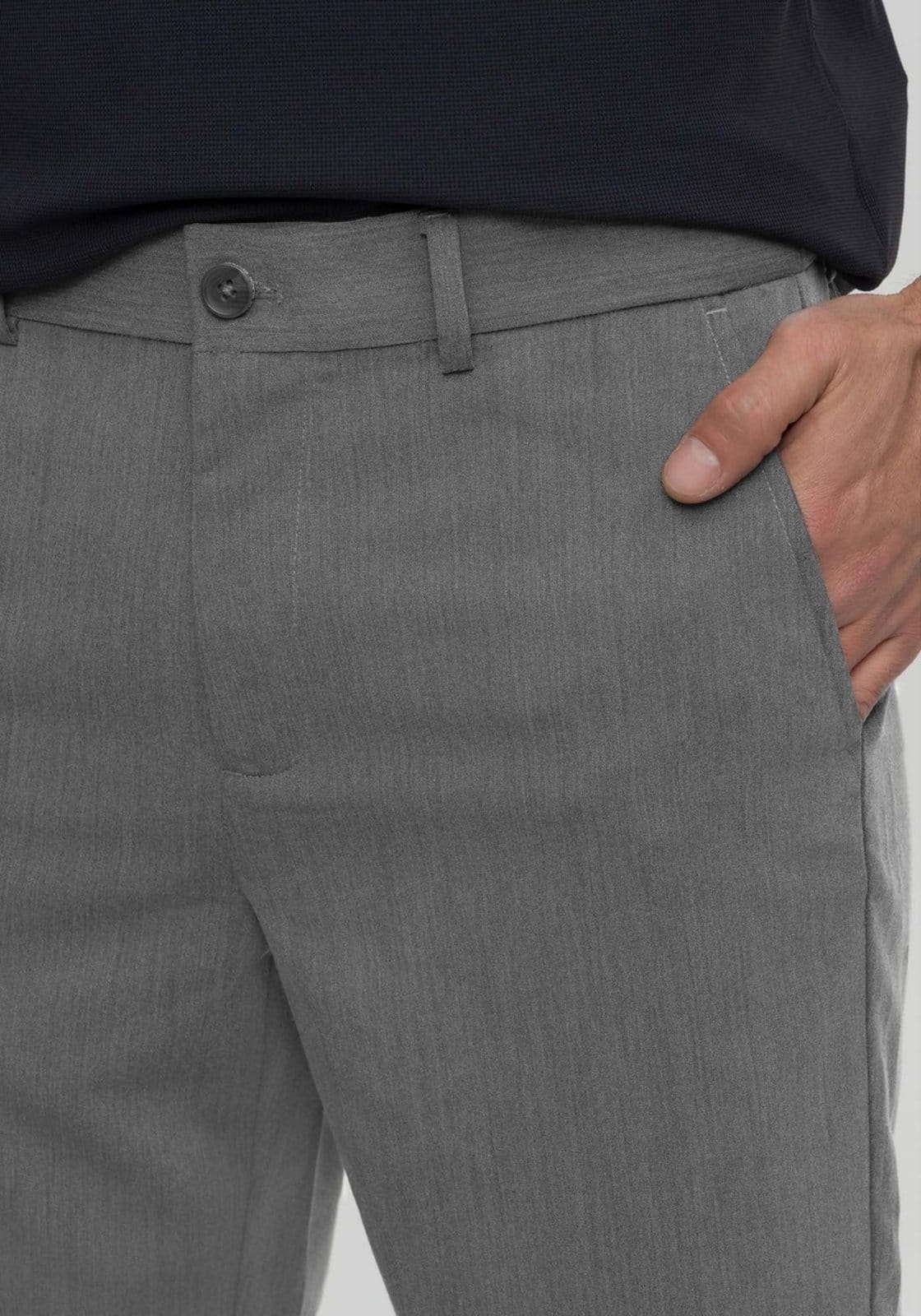 Vista 2 Bermuda Hangar 33 Masculina Com Passantes E Bolsos Em Tecido Plano Hangar 33 cinza