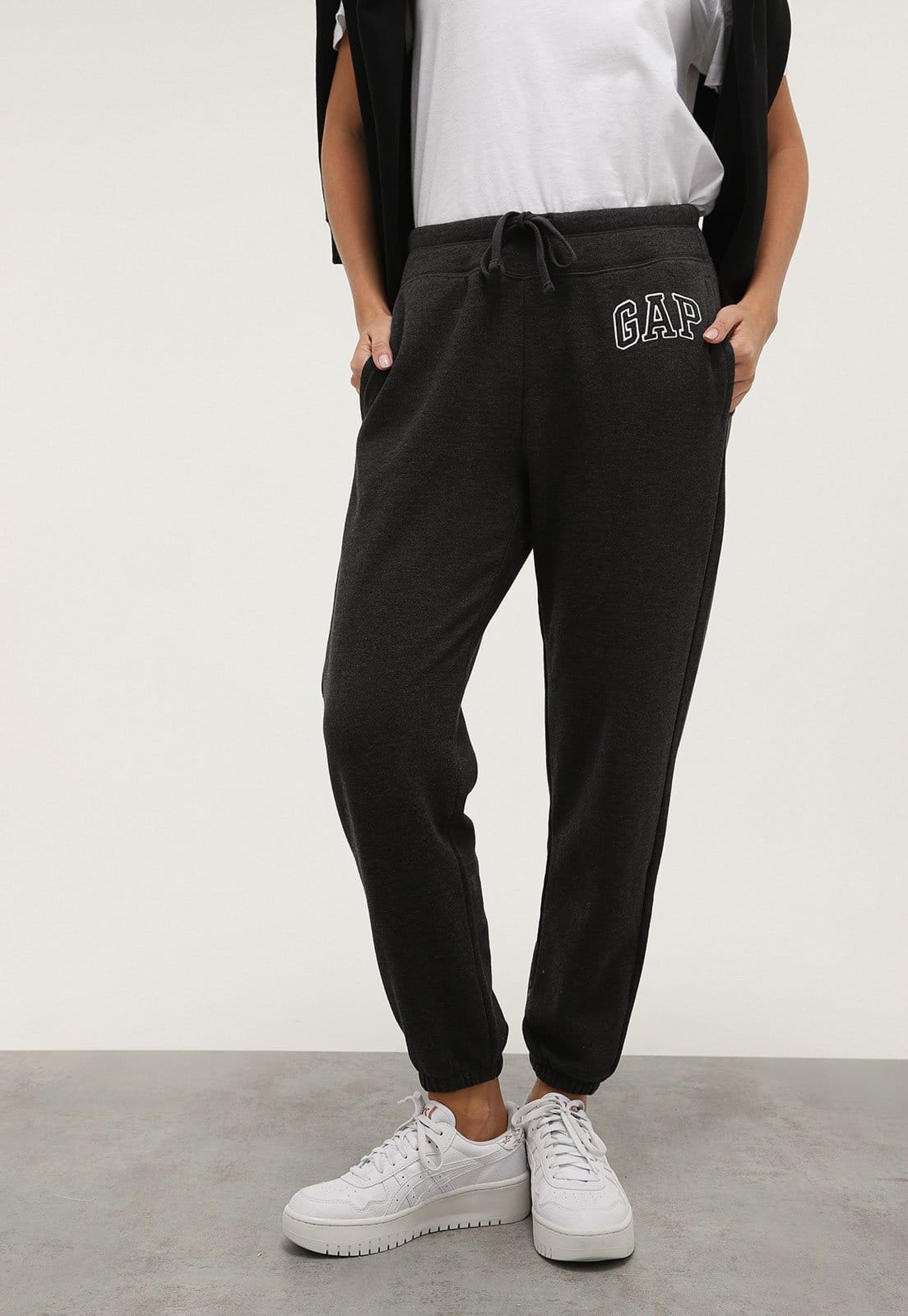 Vista principal Calça de Moletom GAP Jogger Logo Grafite GAP cinza