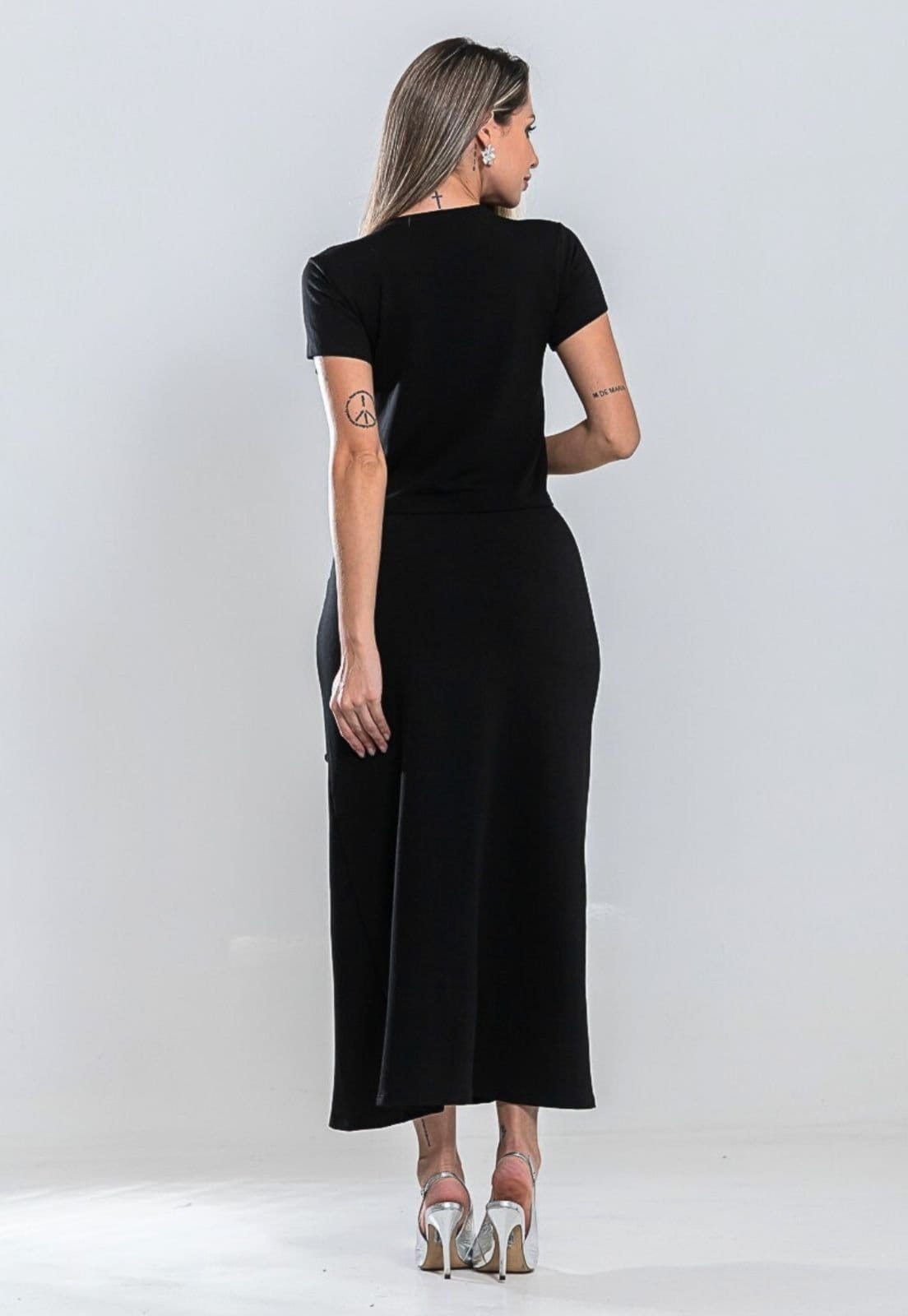 Vista 2 Conjunto Moletinho Feminino Saia Longa e Blusa Cropped Manga Curta Moda Primavera Verão Docce Mulher preto