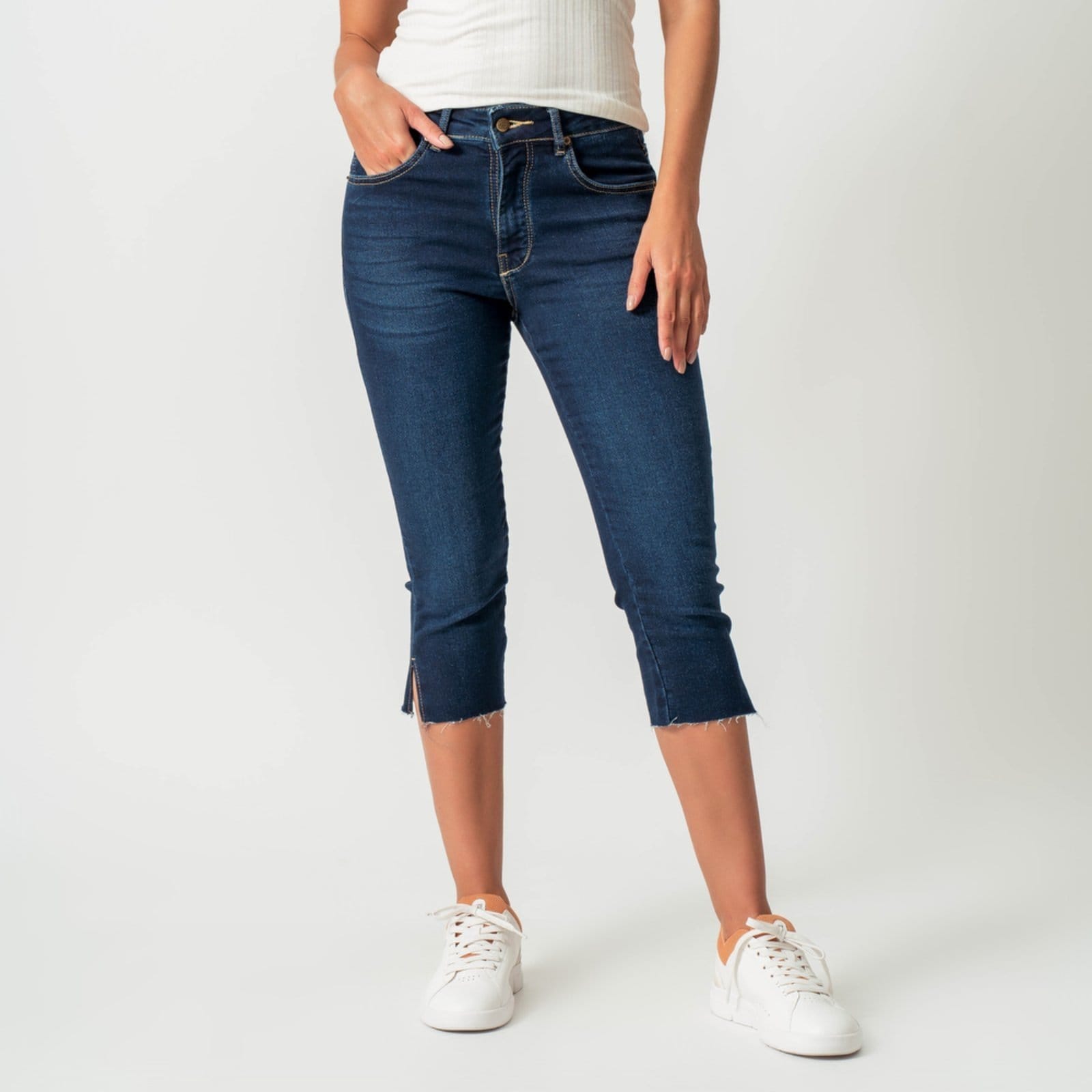 Vista principal Calça Jeans Capri Confort Cintura Alta Fendas Azul Escuro Bloom azul marinho