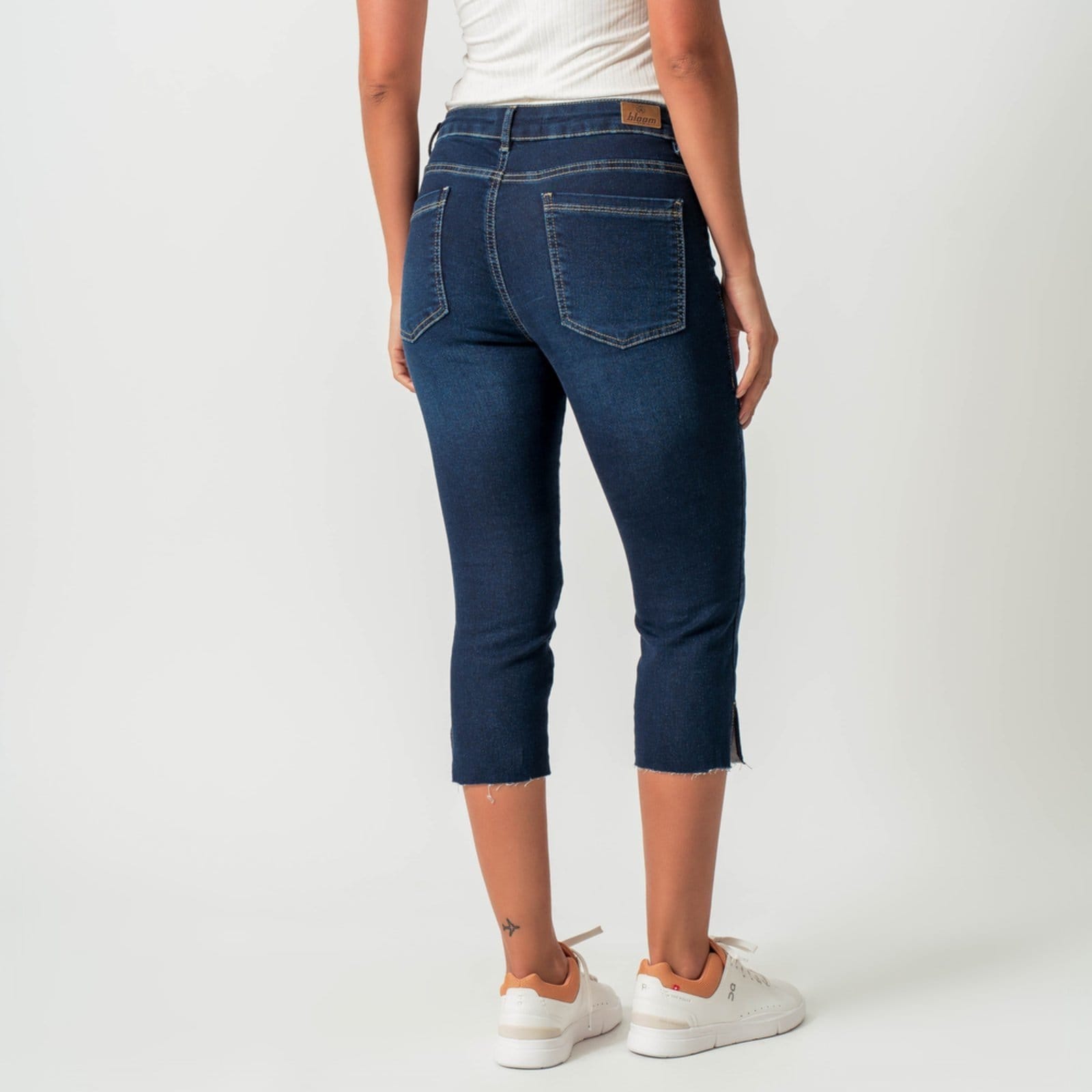 Vista 2 Calça Jeans Capri Confort Cintura Alta Fendas Azul Escuro Bloom azul marinho