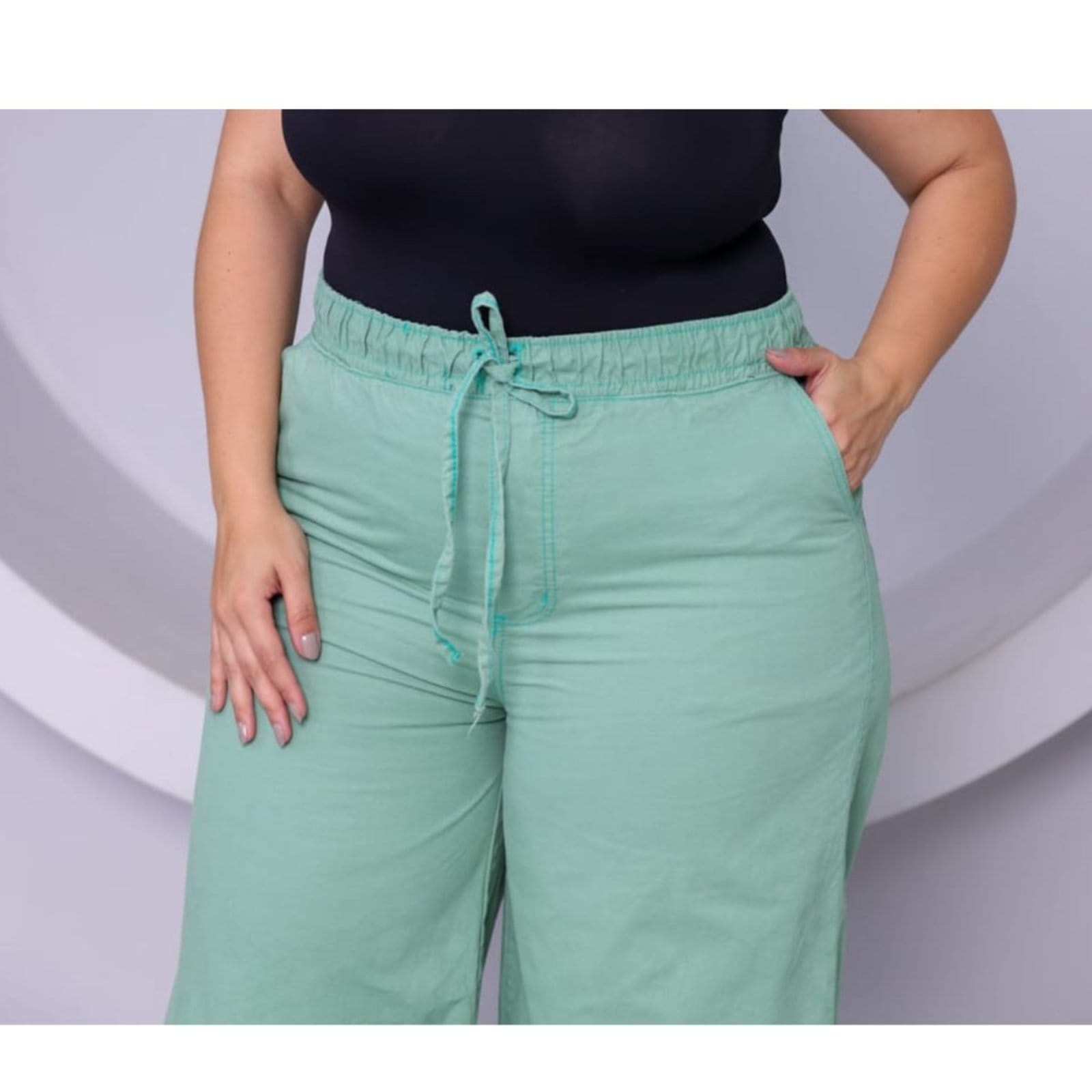 Vista 2 Calça Feminina Pantacourt Plus Size Claro Jeans Loka verde