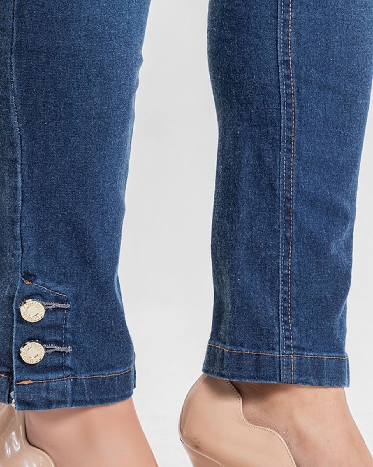 Vista 2 Calça Feminina C/ Detalhes em Botões na Barra - Cigarrete - Black Jeans - Denim Escuro Black Jeans azul black