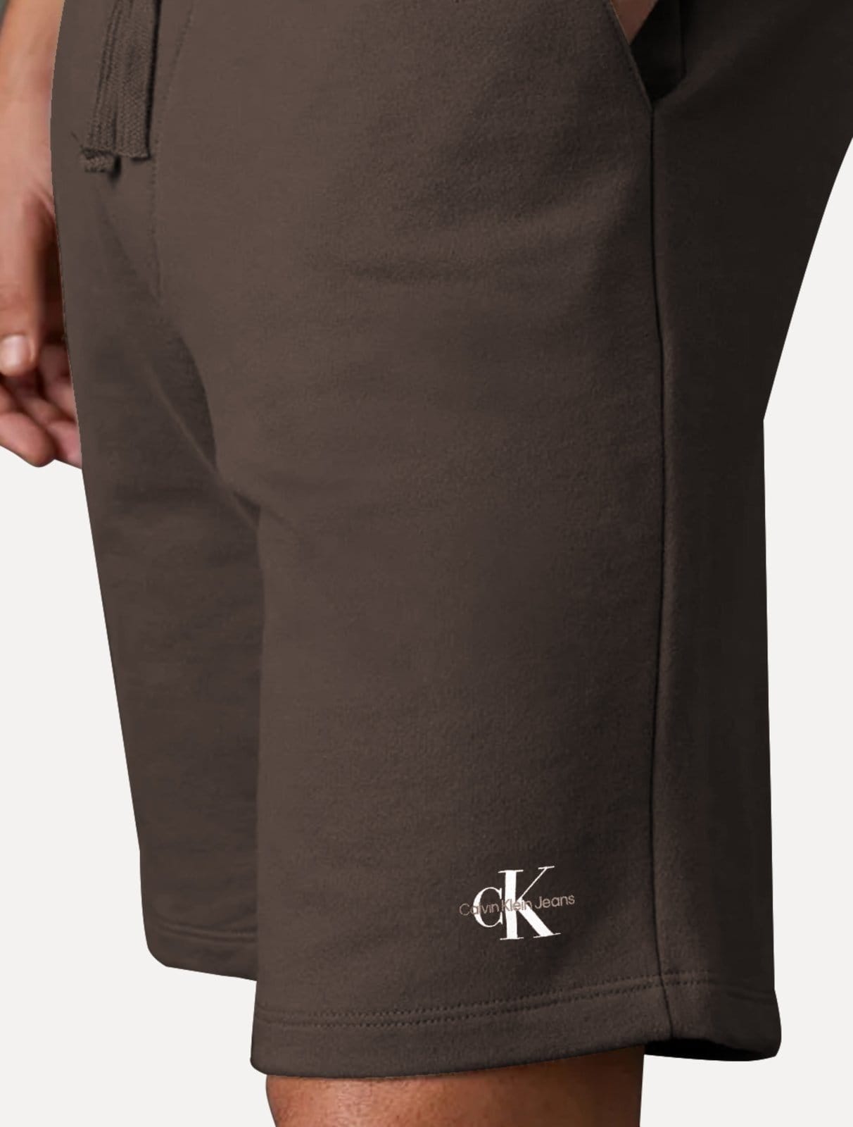 Vista 2 Bermuda Calvin Klein Jeans Masculina Cadarço Linen RE Issue Escuro Calvin Klein marrom