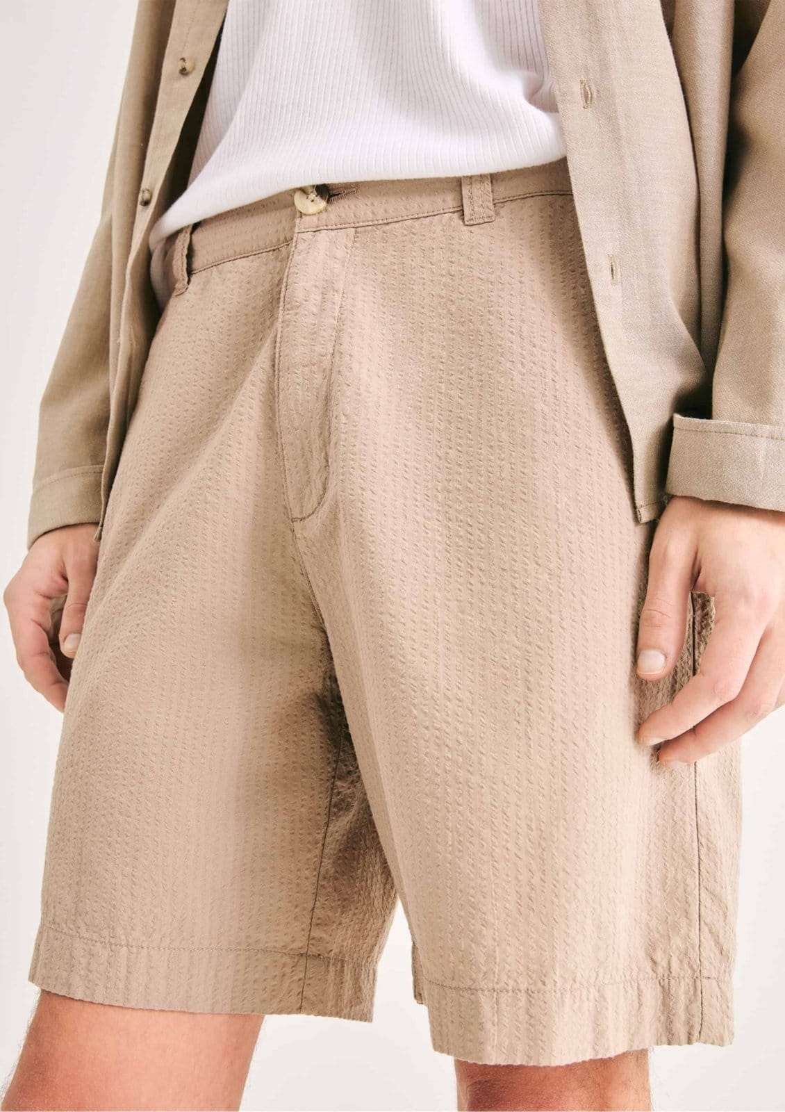 Vista 2 Bermuda Masculina Reta Anarruga Hering bege