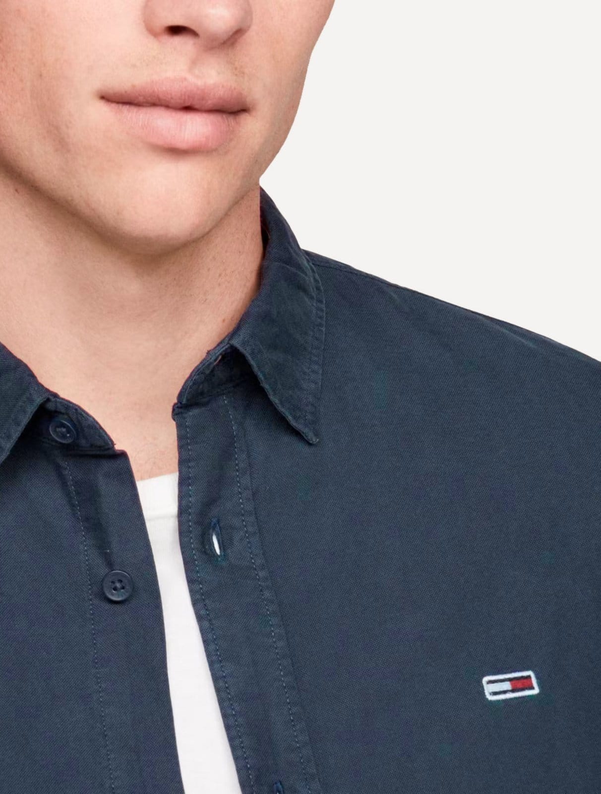 Vista 2 Camisa Tommy Jeans Masculina Regular Washed Oxford Tommy Jeans azul marinho