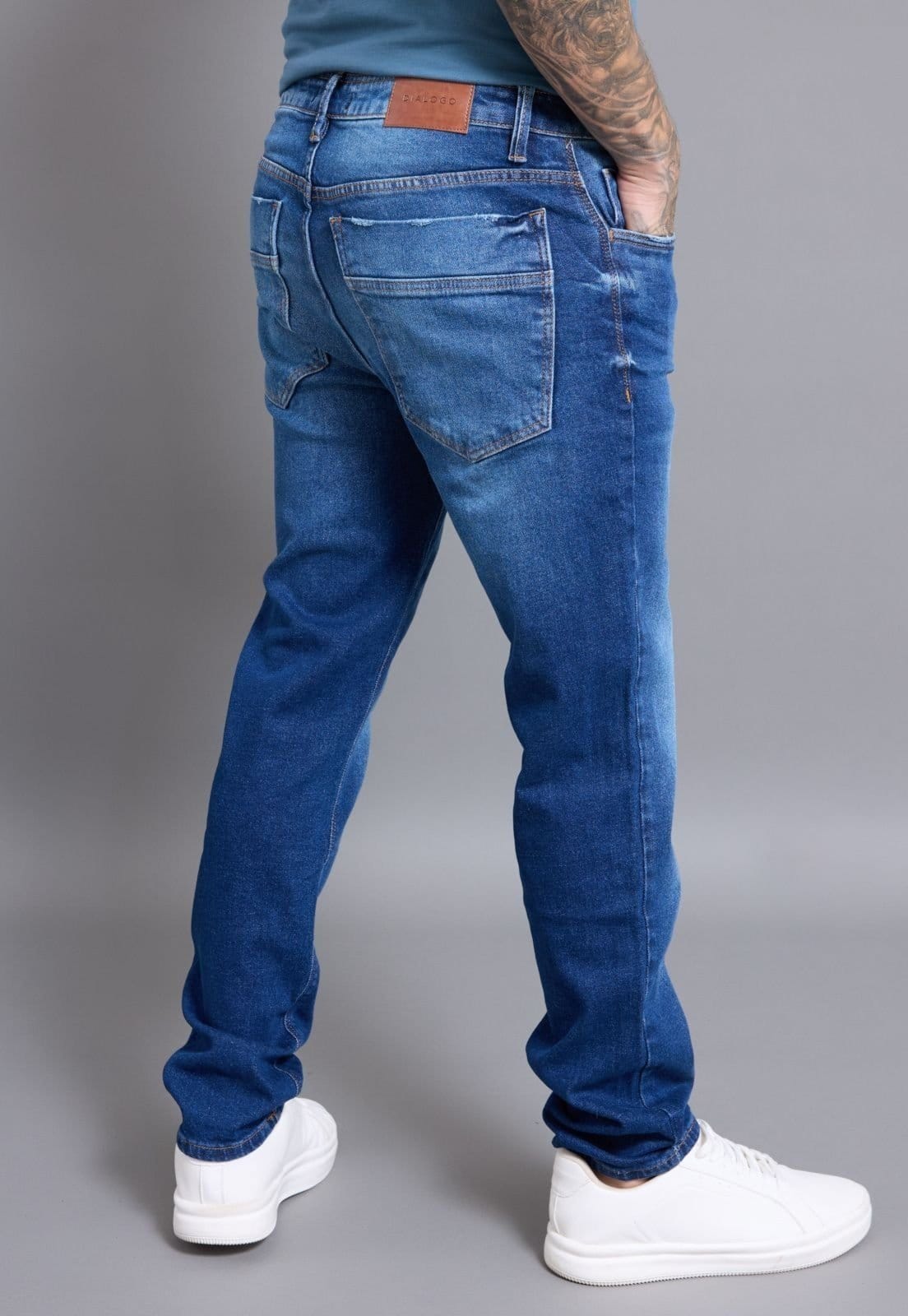Vista 2 Calça Jeans Slim Masculina Used Bleach Básica na Cor Dialogo Dialogo Jeans azul