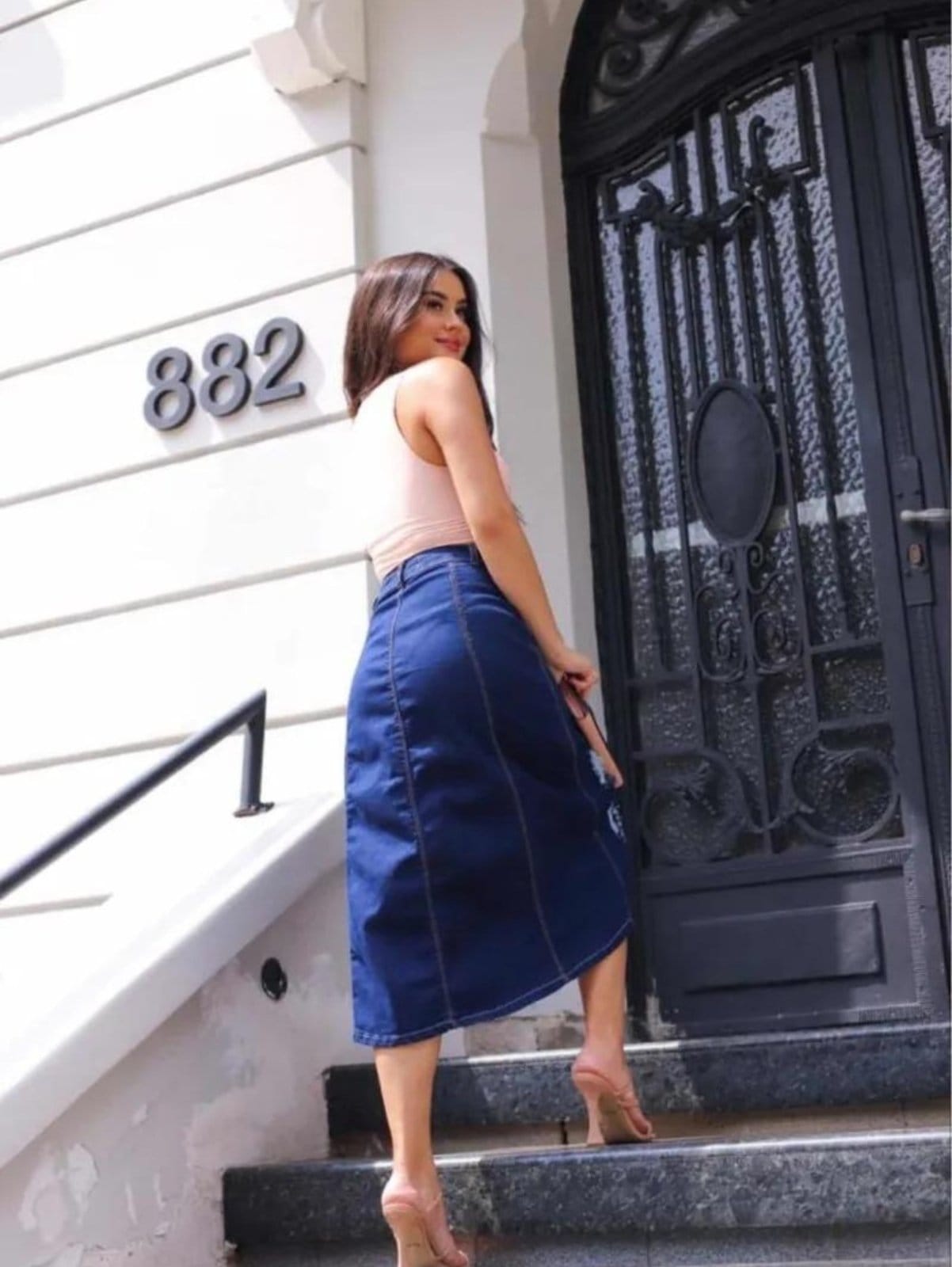 Vista 2 Saia Feminina Moda Evangélica Rasgada Sarah Jeans Loka jeans